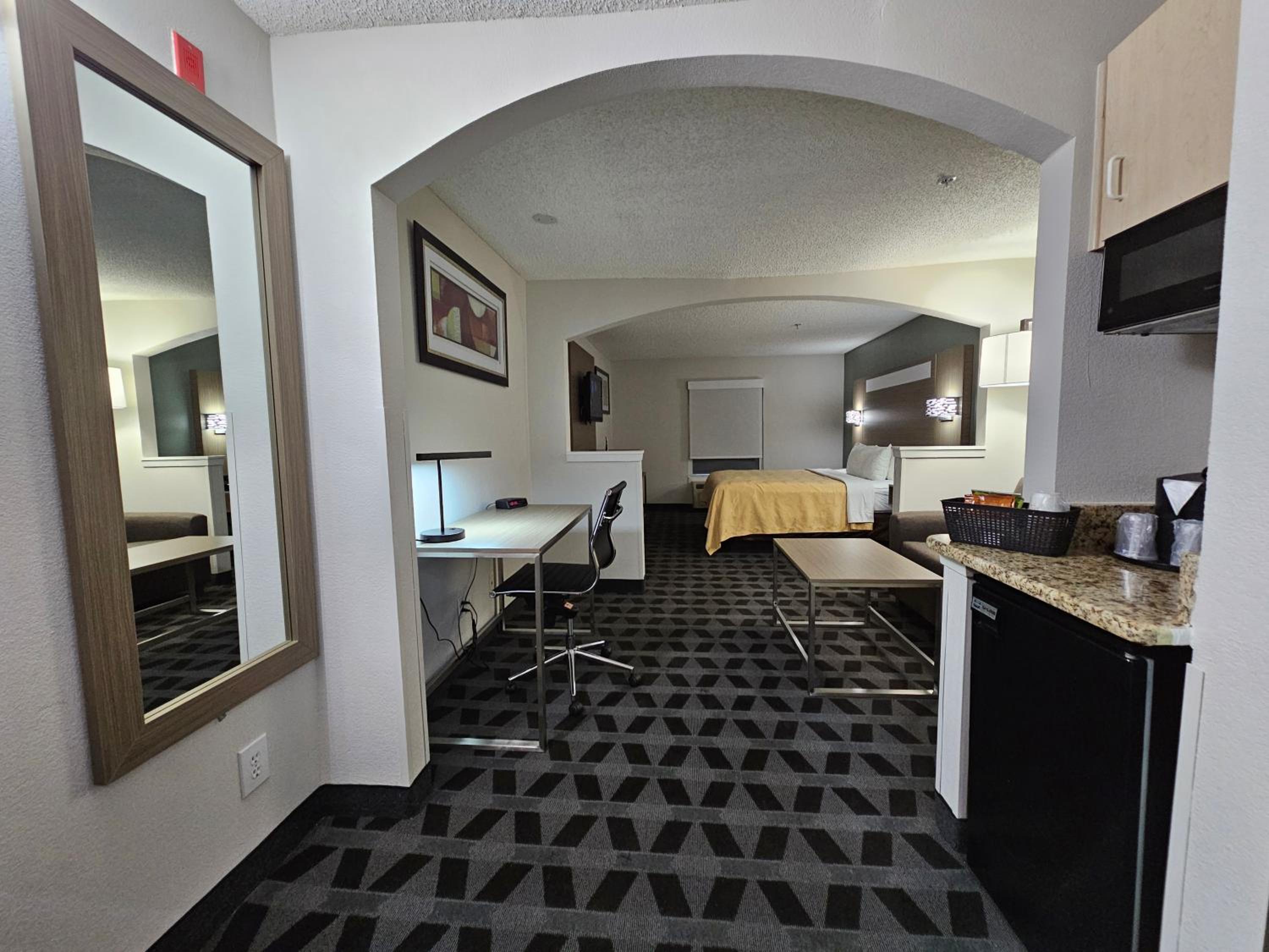 King Suite - Non-Smoking - Photo 16