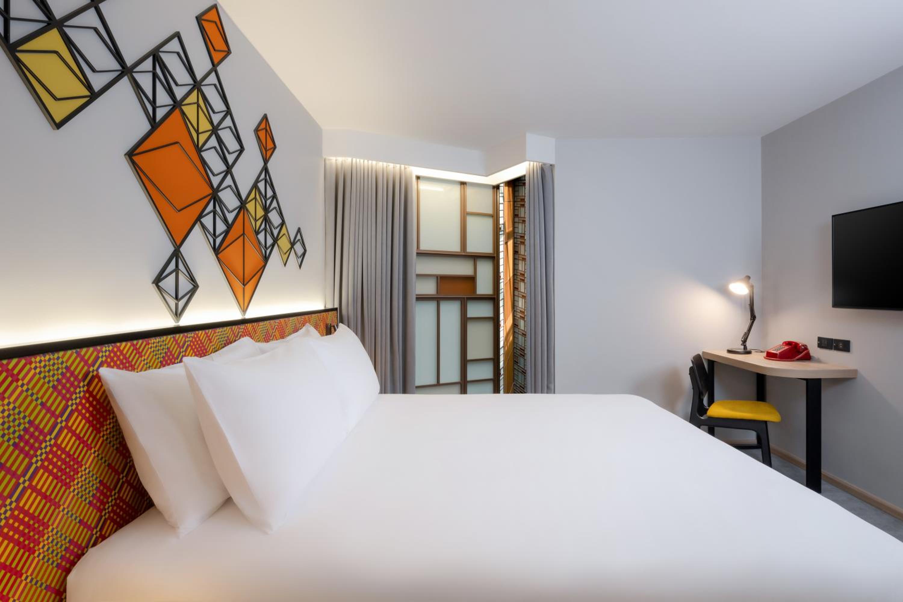 Premium King Room with Atrium View photo 3