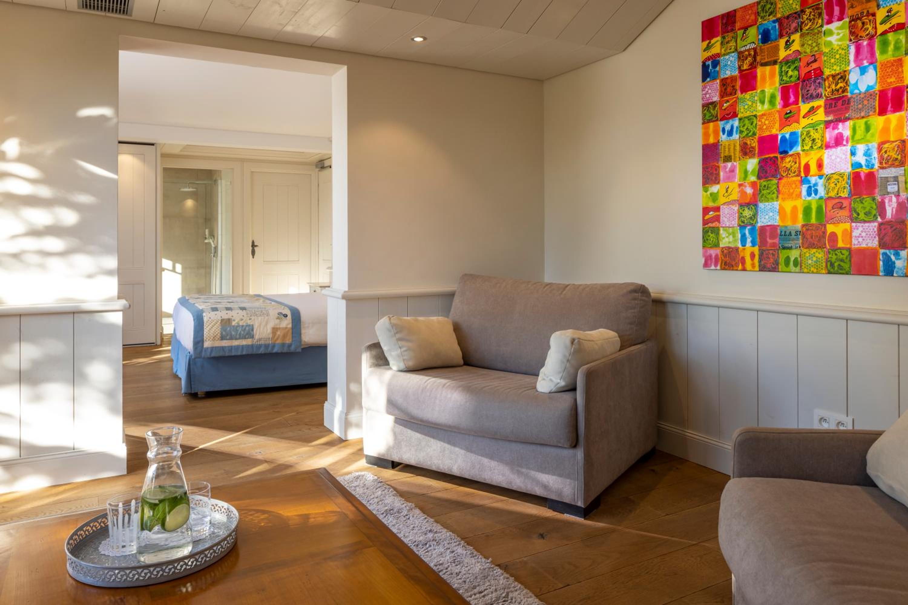 Suite with Lake View - Photo 3
