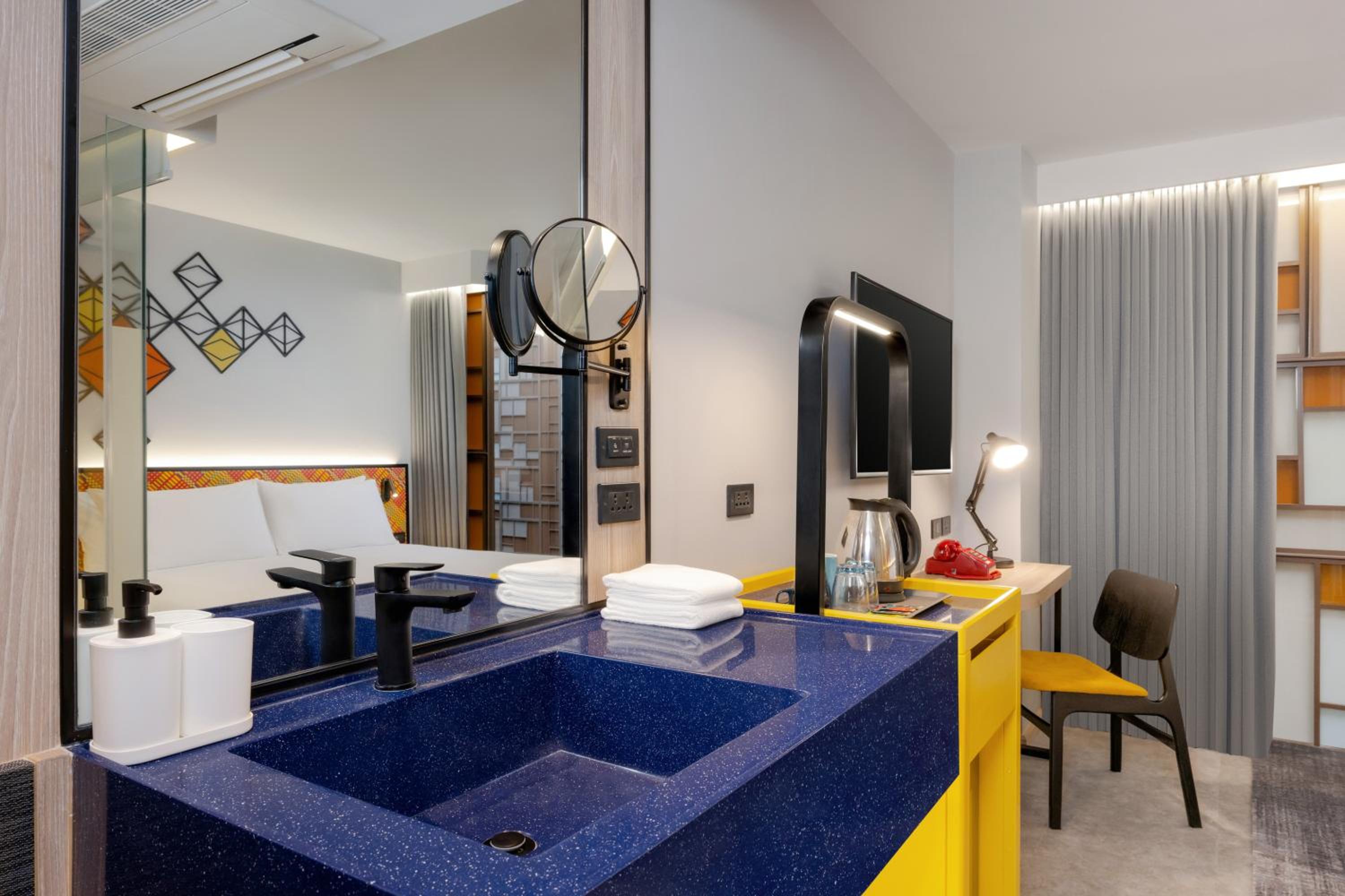 Superior King Room with Atrium View photo 3