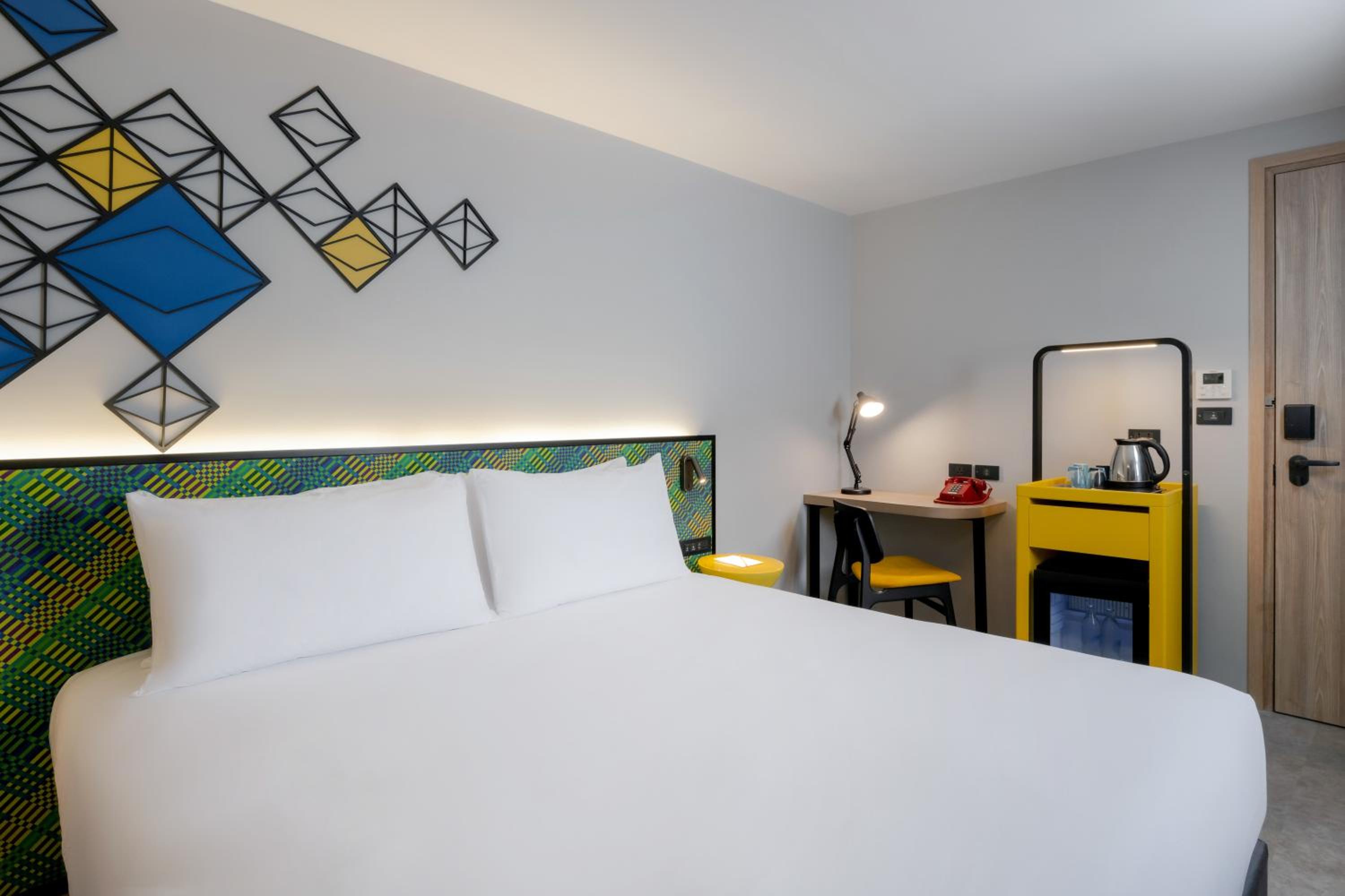 Premium King Room with Balcony photo 2
