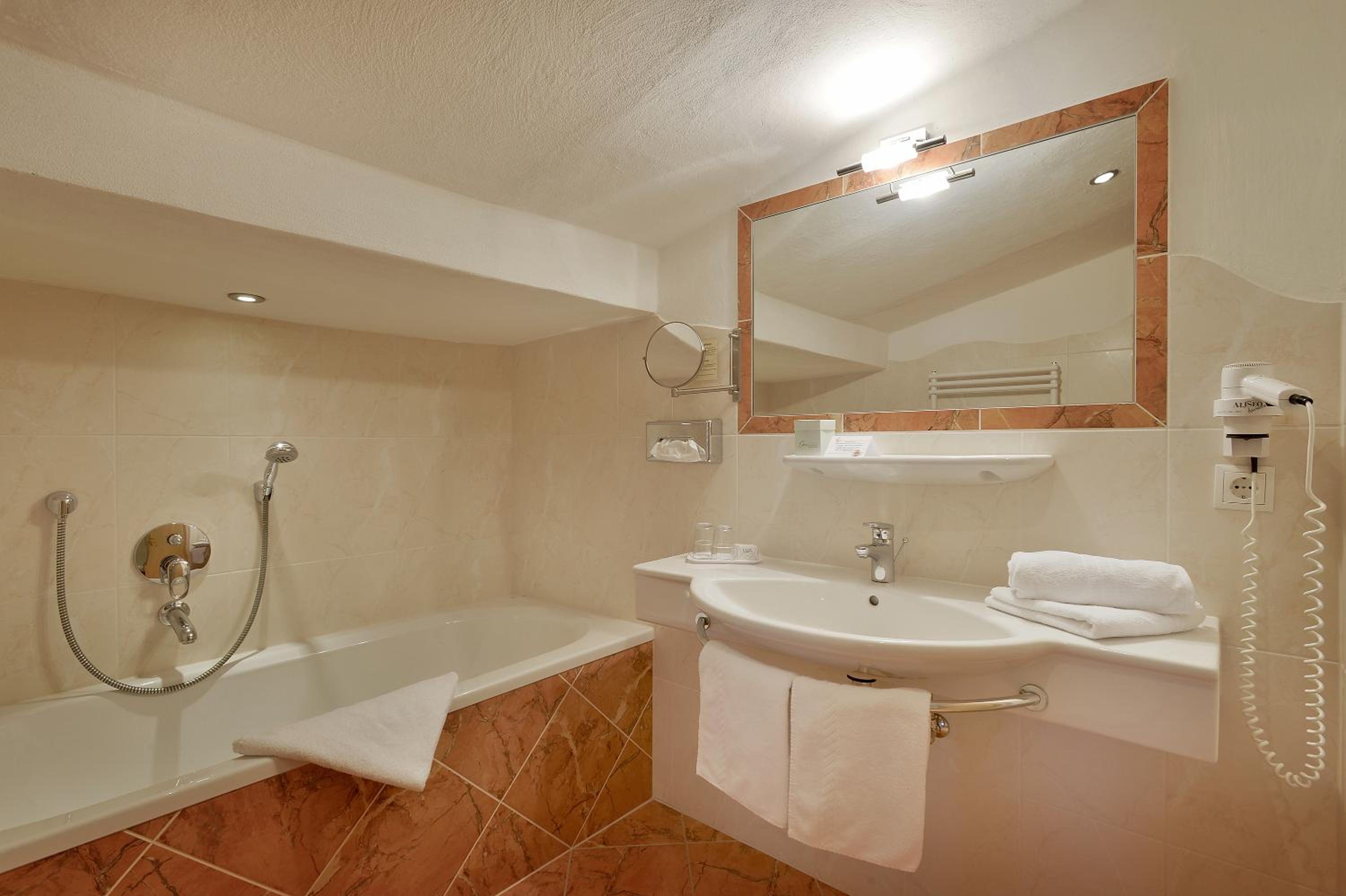 Deluxe Double Room - Photo 8