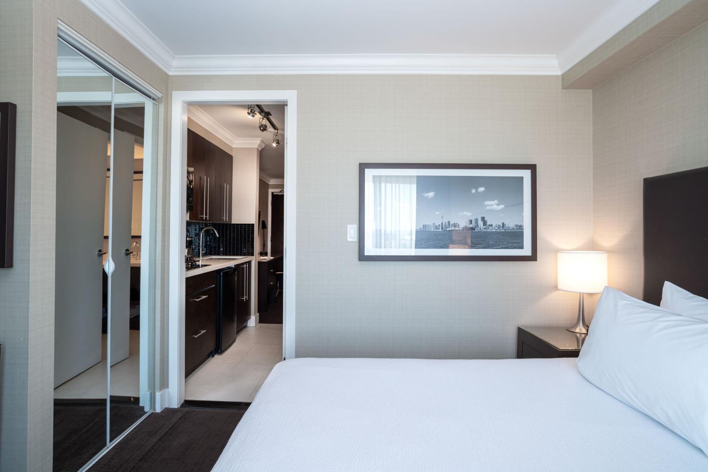 Standard Suite 1 King Bed, Kitchenette