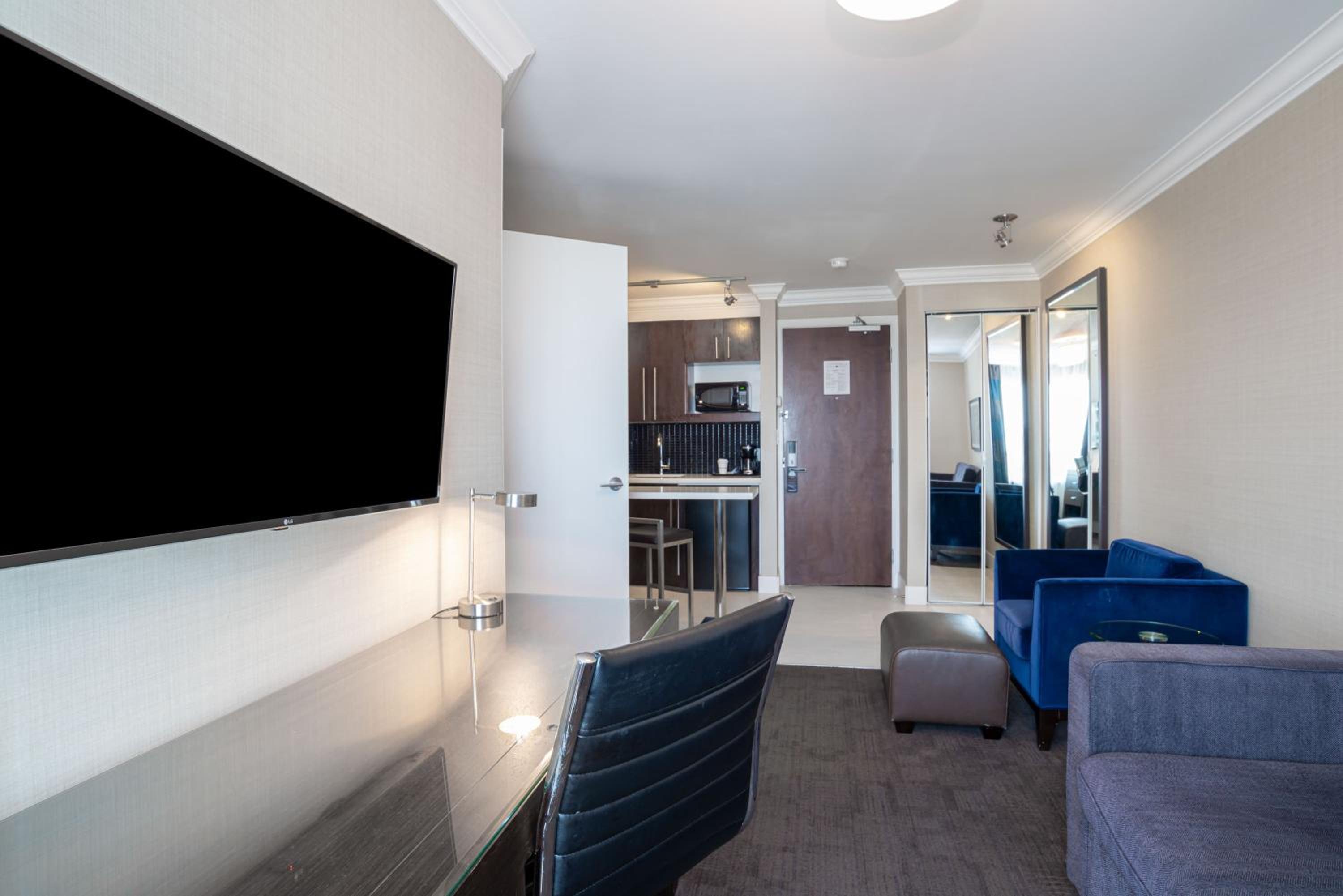 Grand Suite, 1 King Bed, Kitchenette, Sitting Area