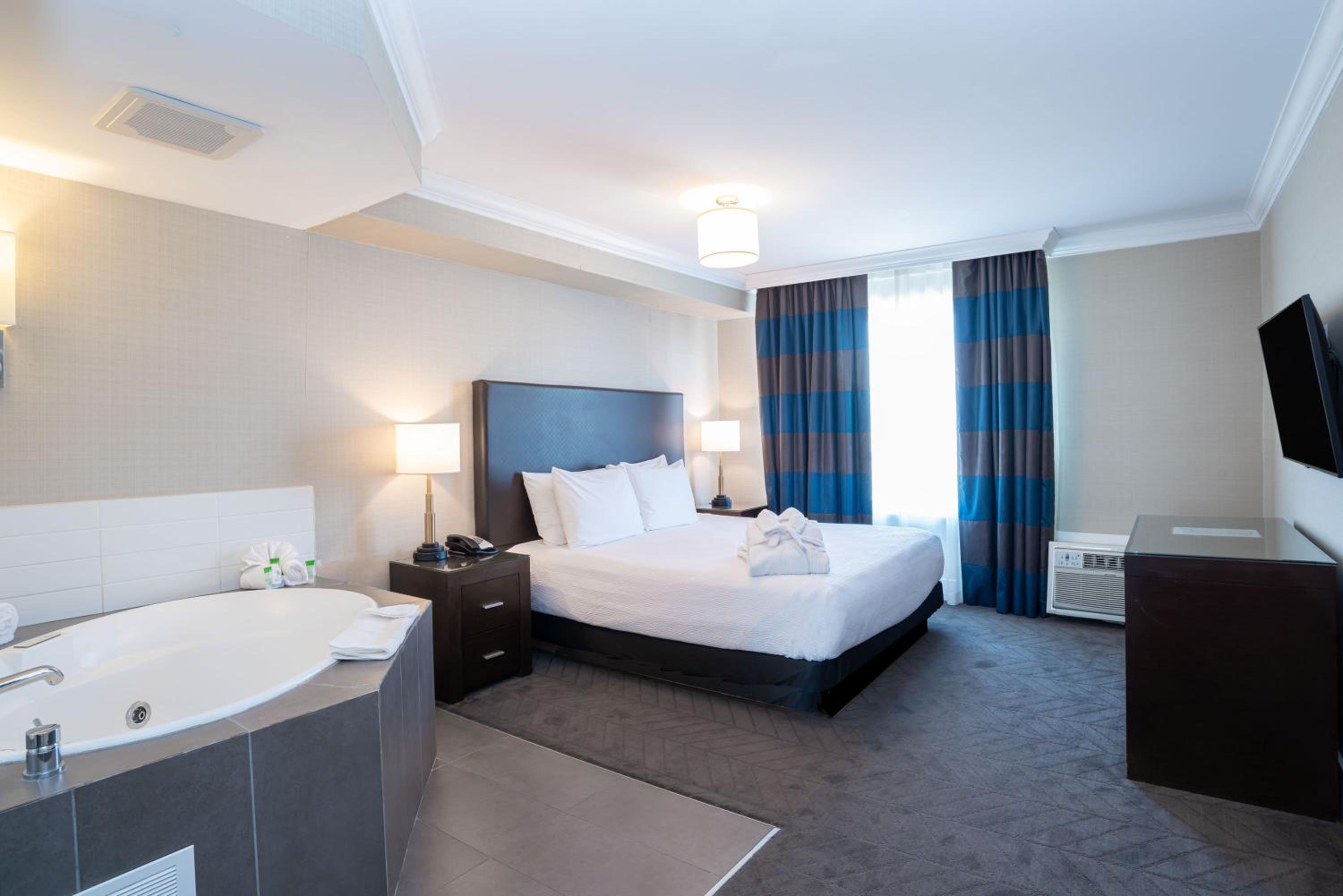 Jacuzzi Suite, 1 King Bed, Kitchen