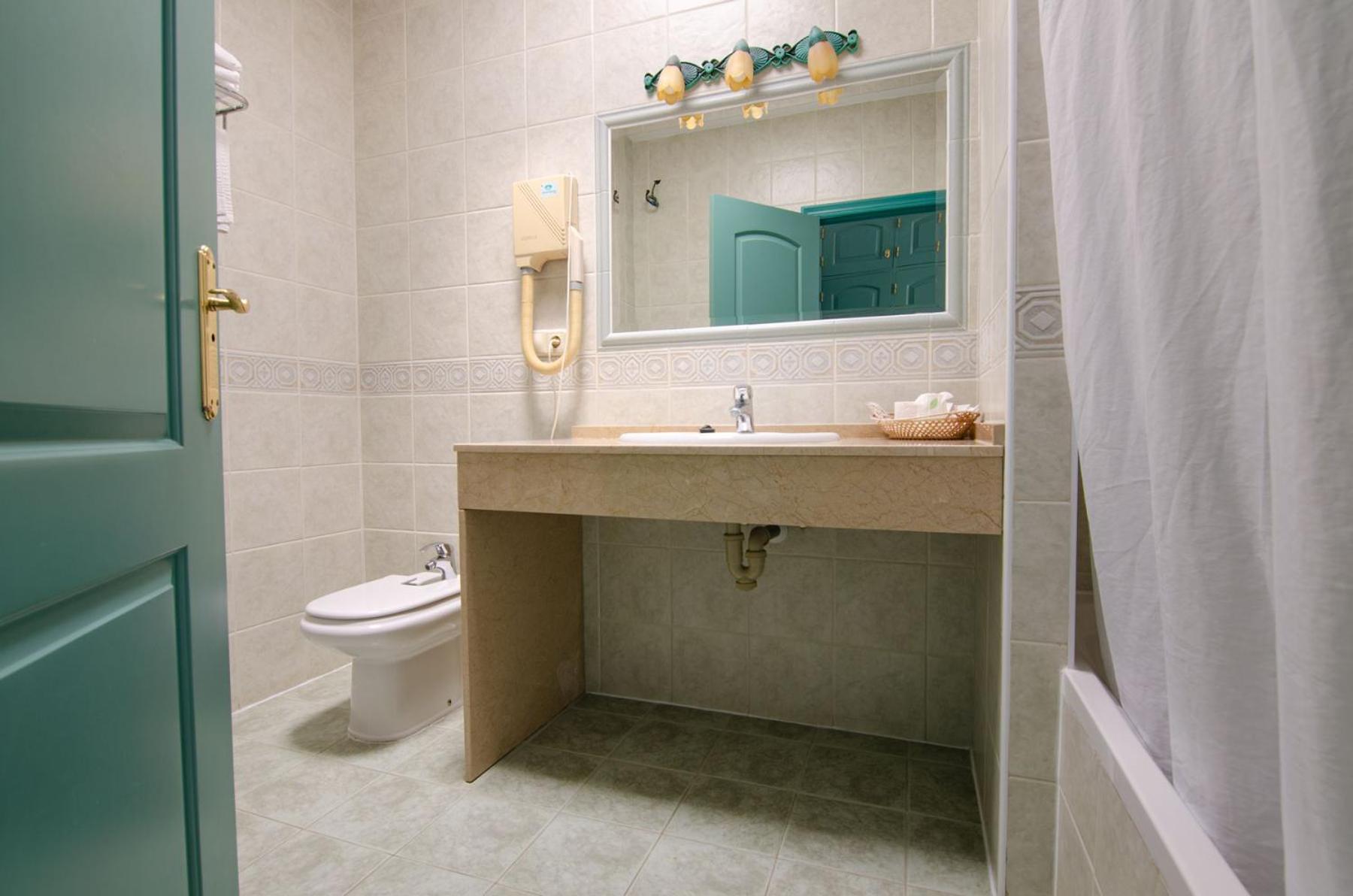 Superior Twin Room - Photo 8
