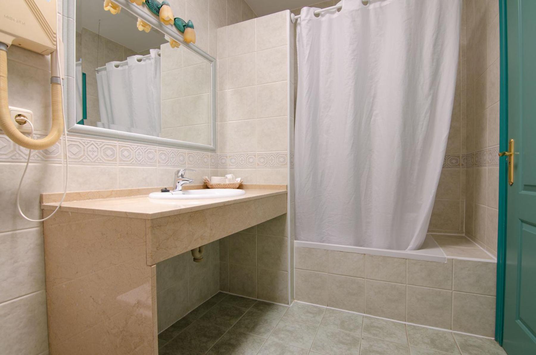 Superior Twin Room - Photo 12