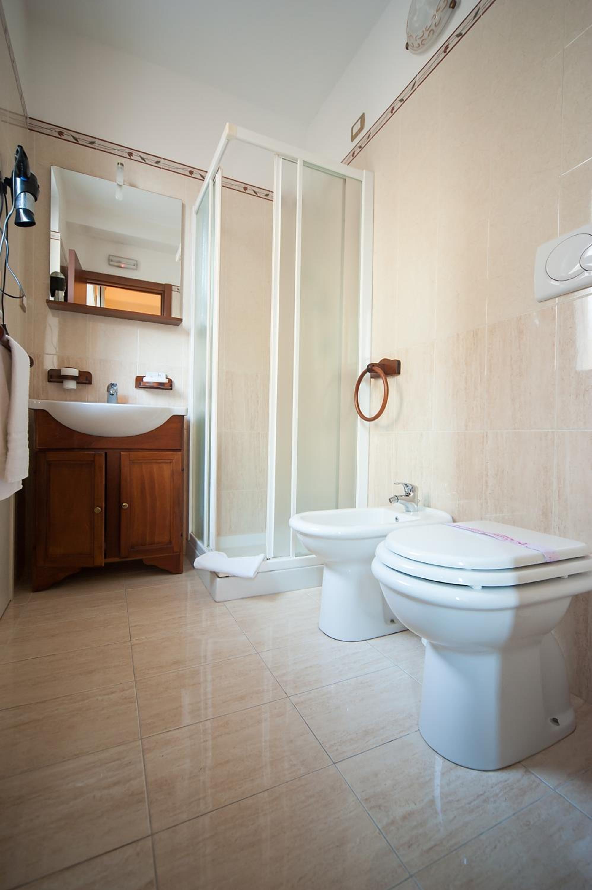 Double or Twin Room with Balcony - Photo 4