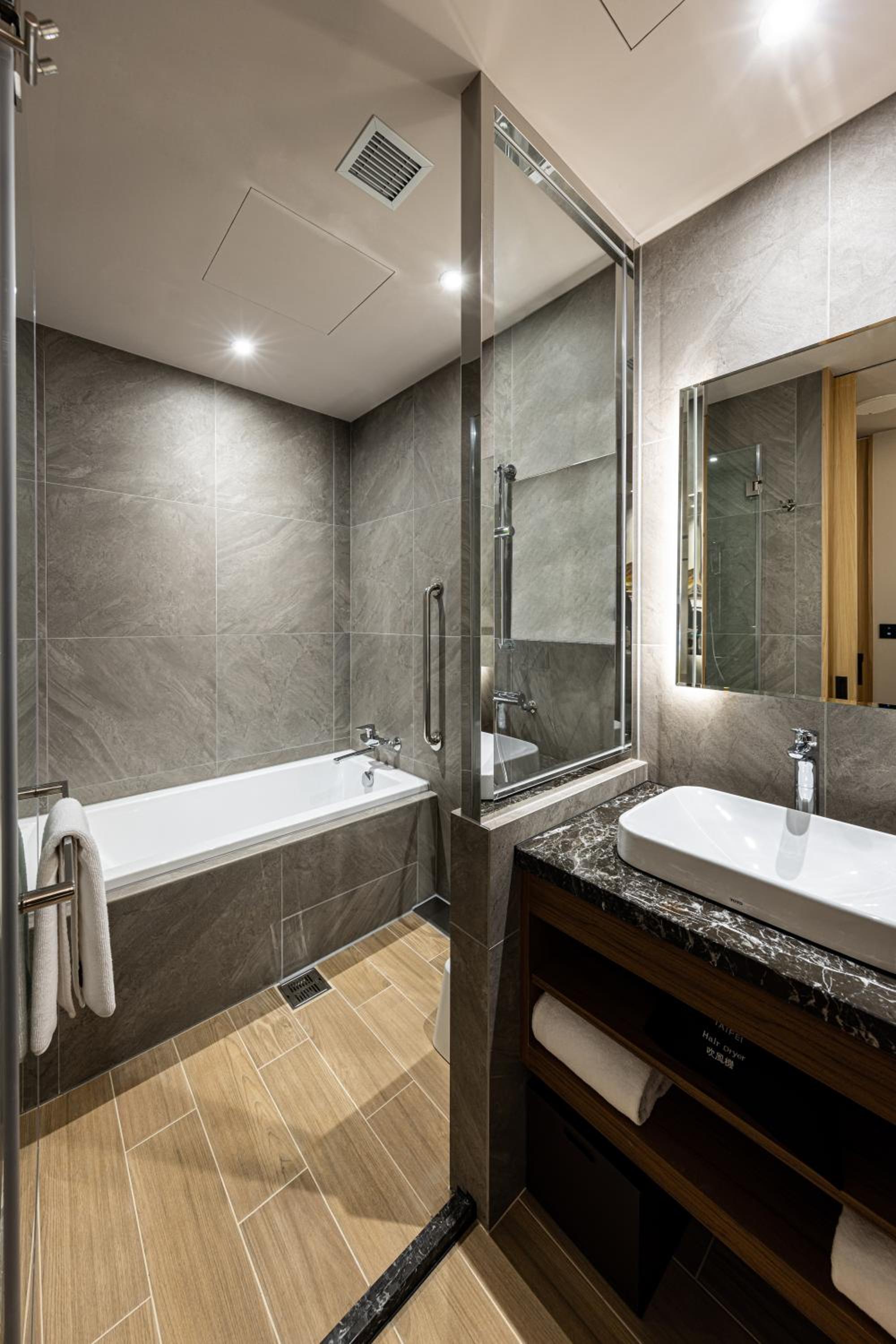 Standard Queen Room with Bath