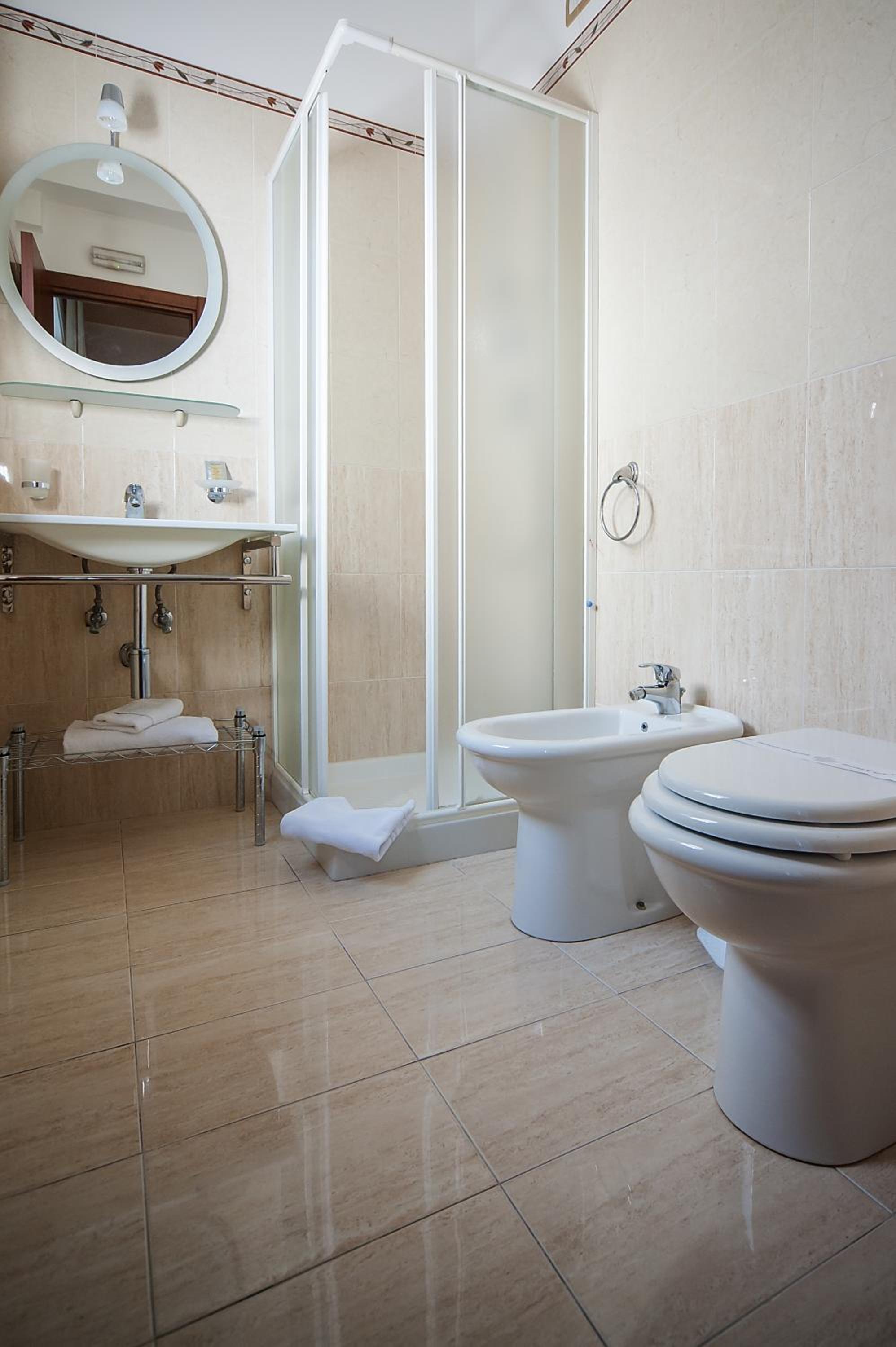 Double or Twin Room with Balcony - Photo 18