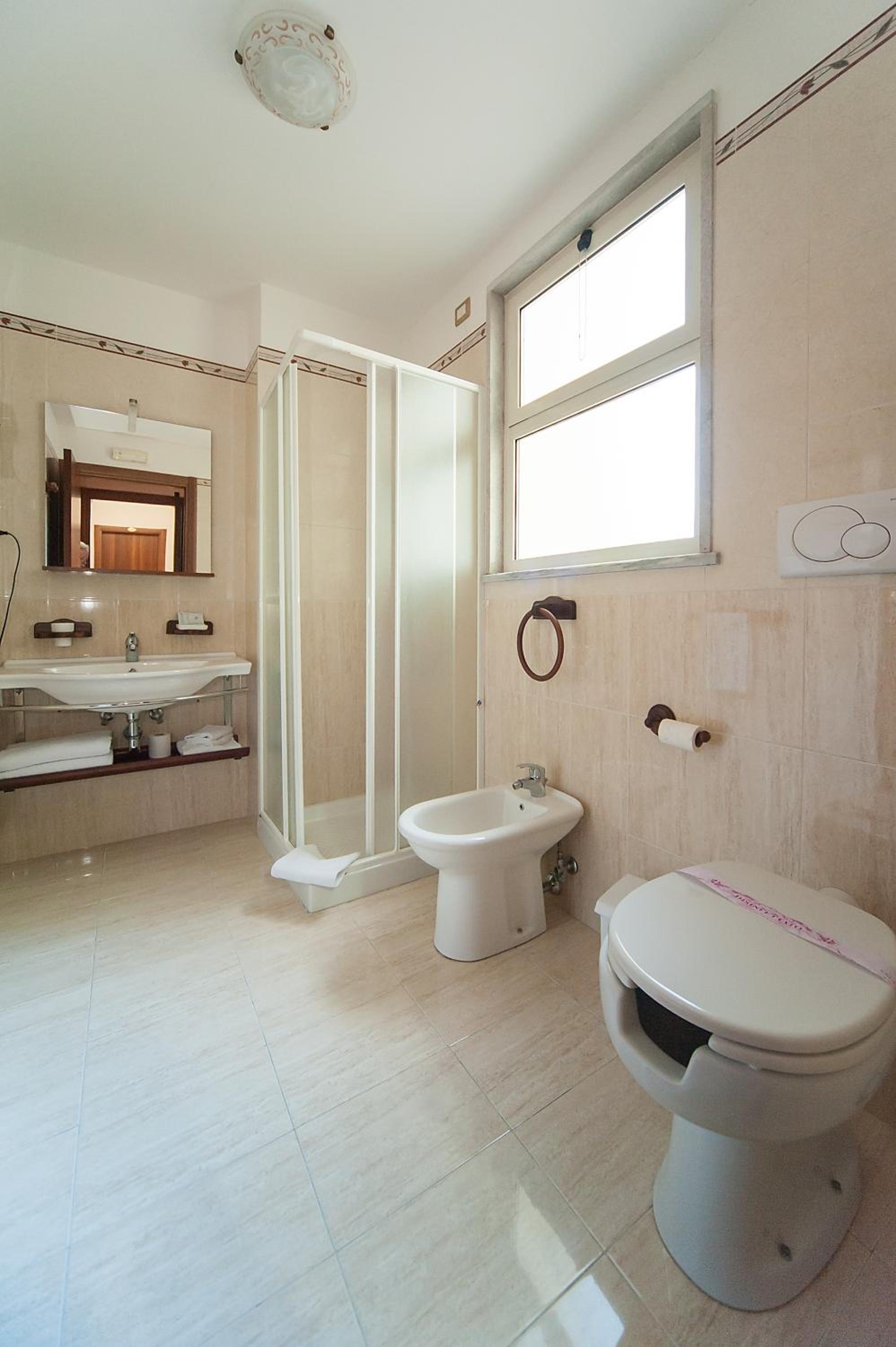 Double or Twin Room with Balcony - Photo 17