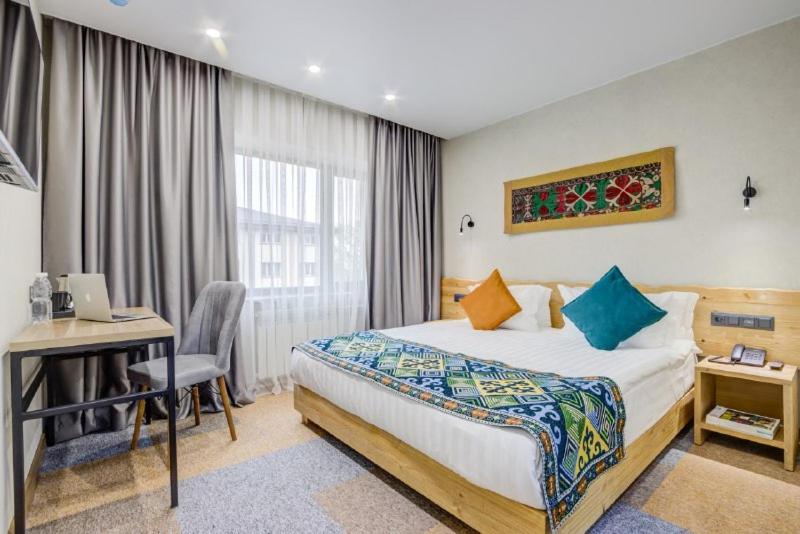 Large Double Room - Photo 1