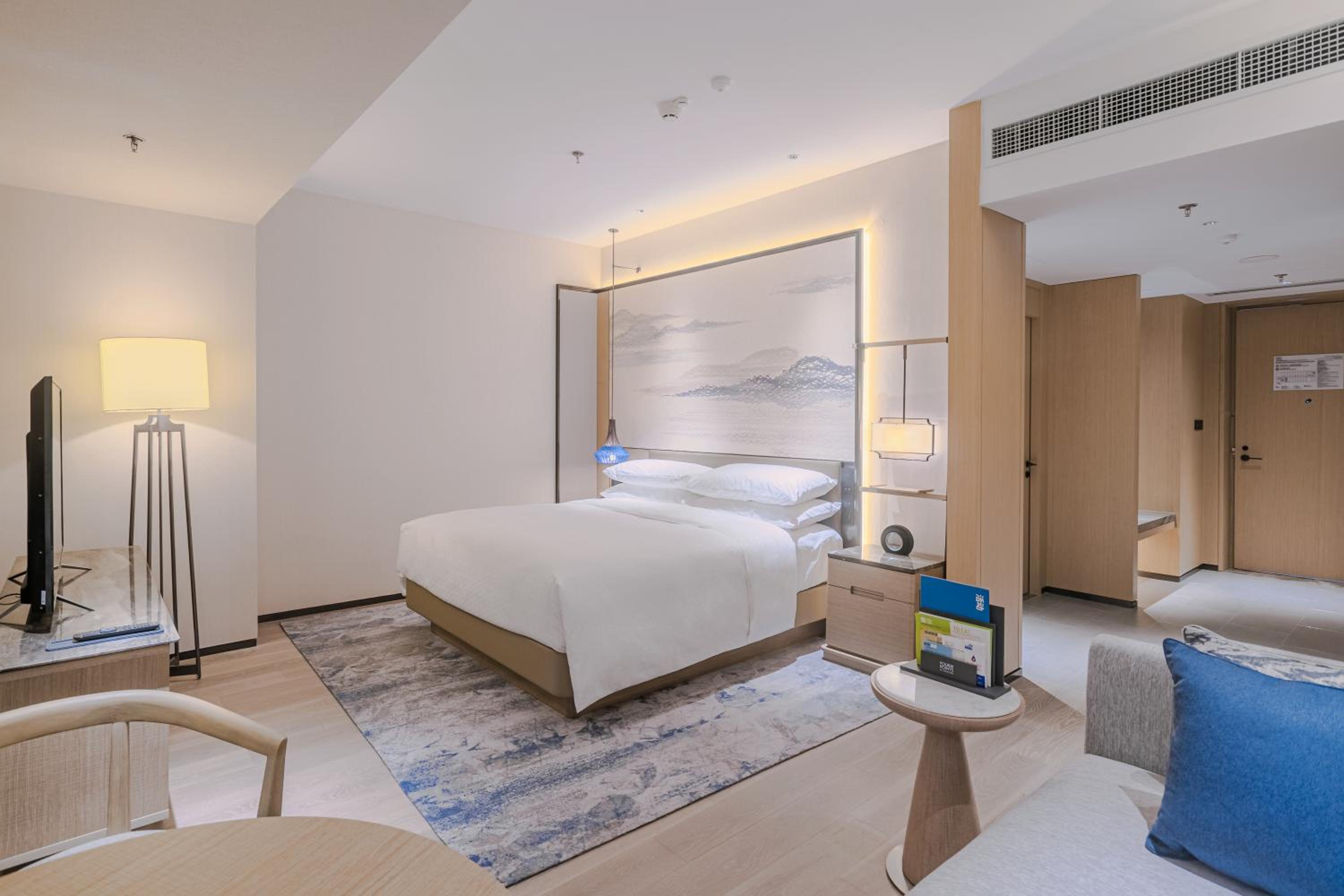 Premium Deluxe Guest room with 1 King photo 3