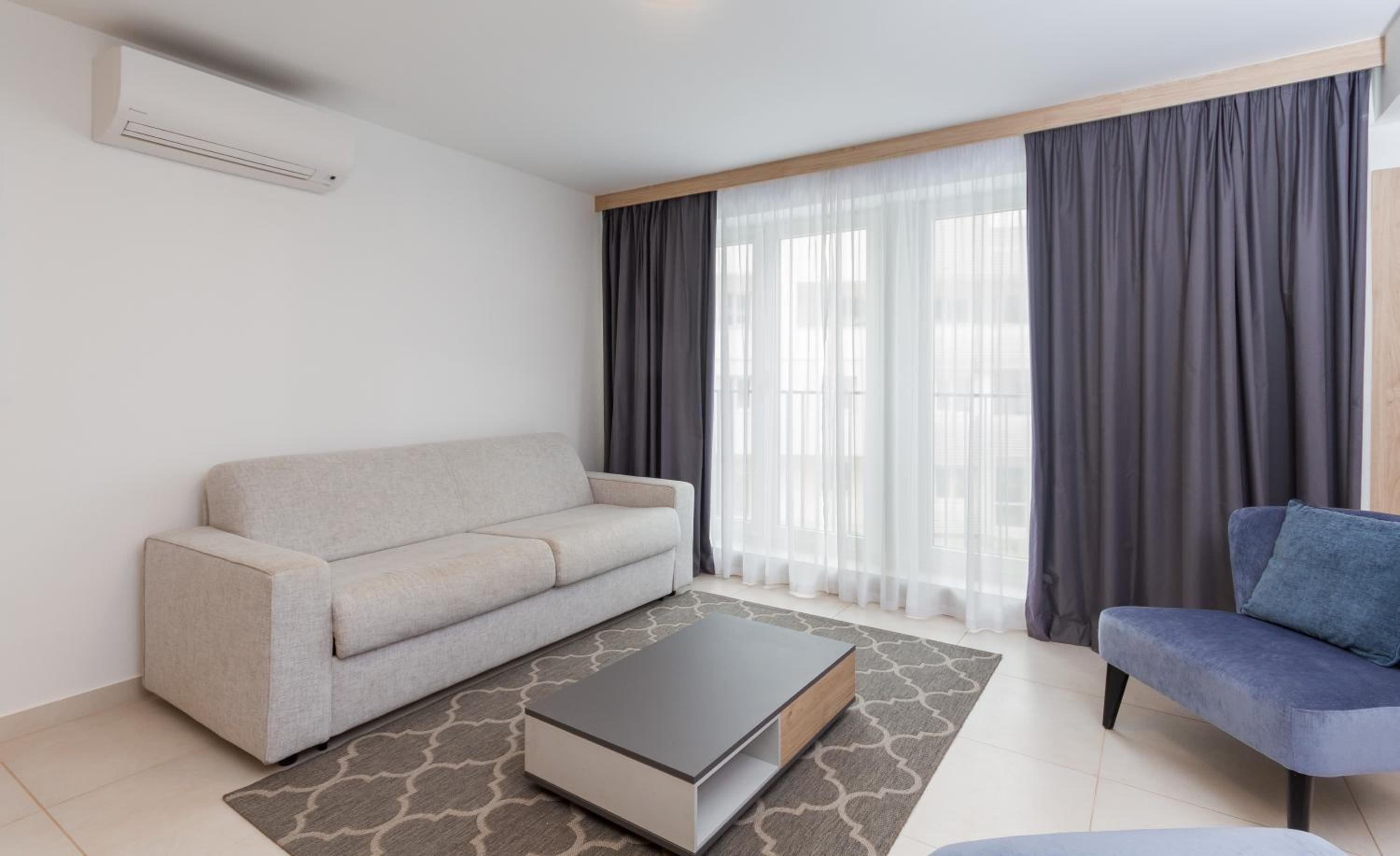 One-Bedroom Apartment with Pool View