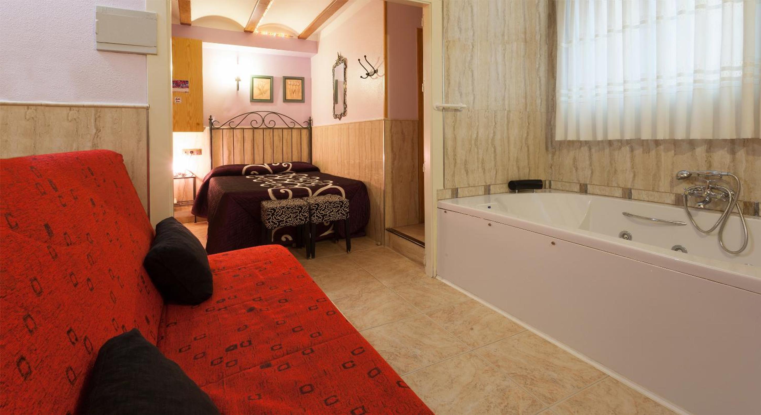 Superior Double Room with Bathtub - Romantic Studio  ( Free Chocolates and Bottle of Sidra ) photo 2