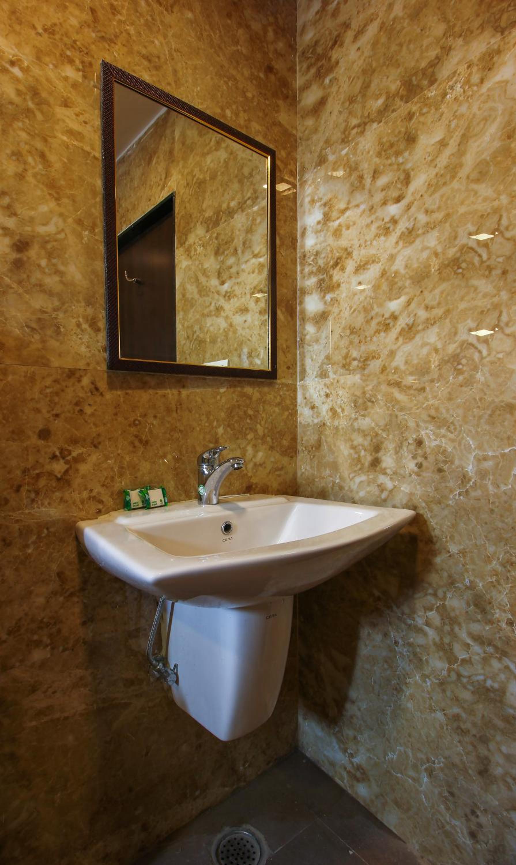 Deluxe Room - Photo 13