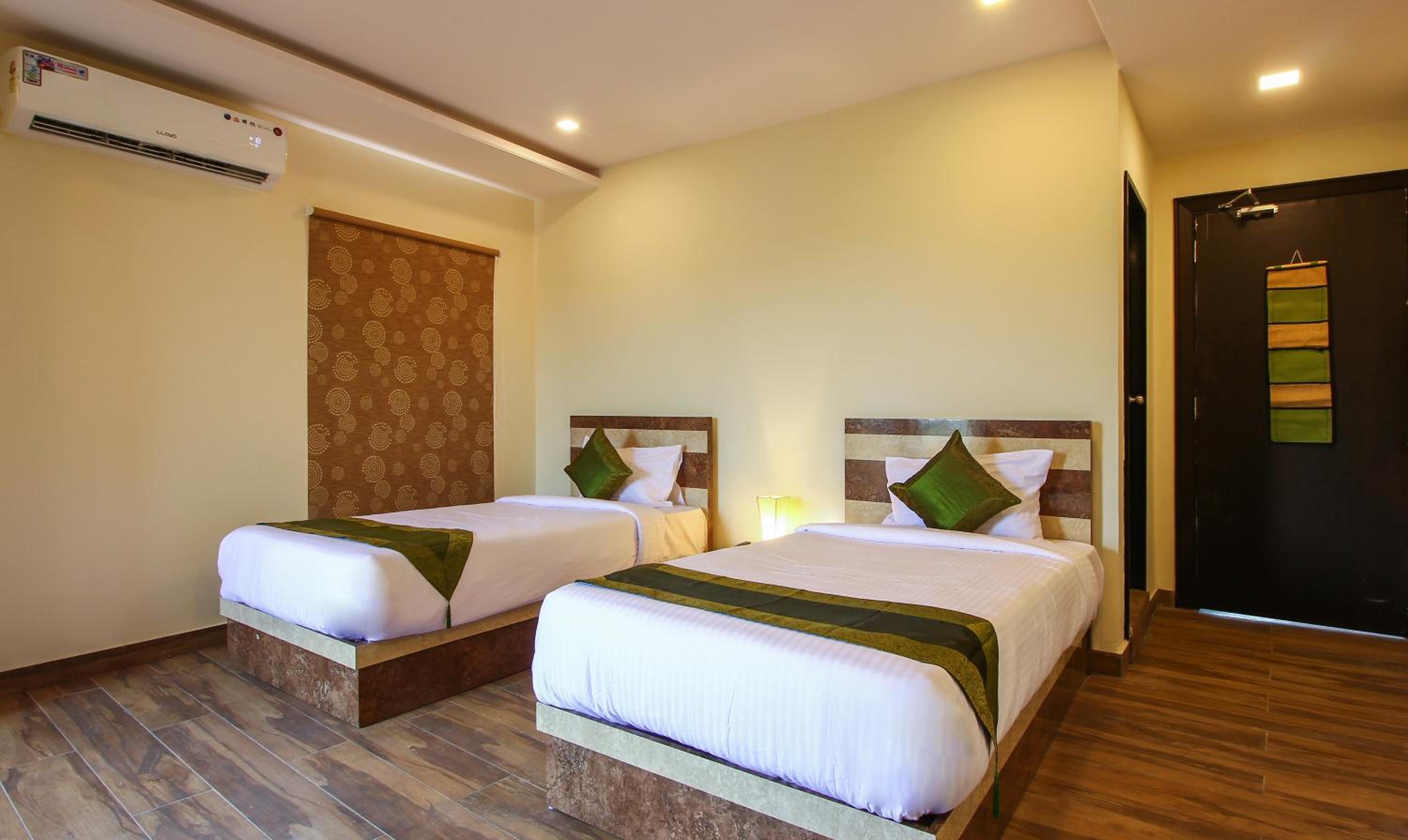 Deluxe Room - Photo 10