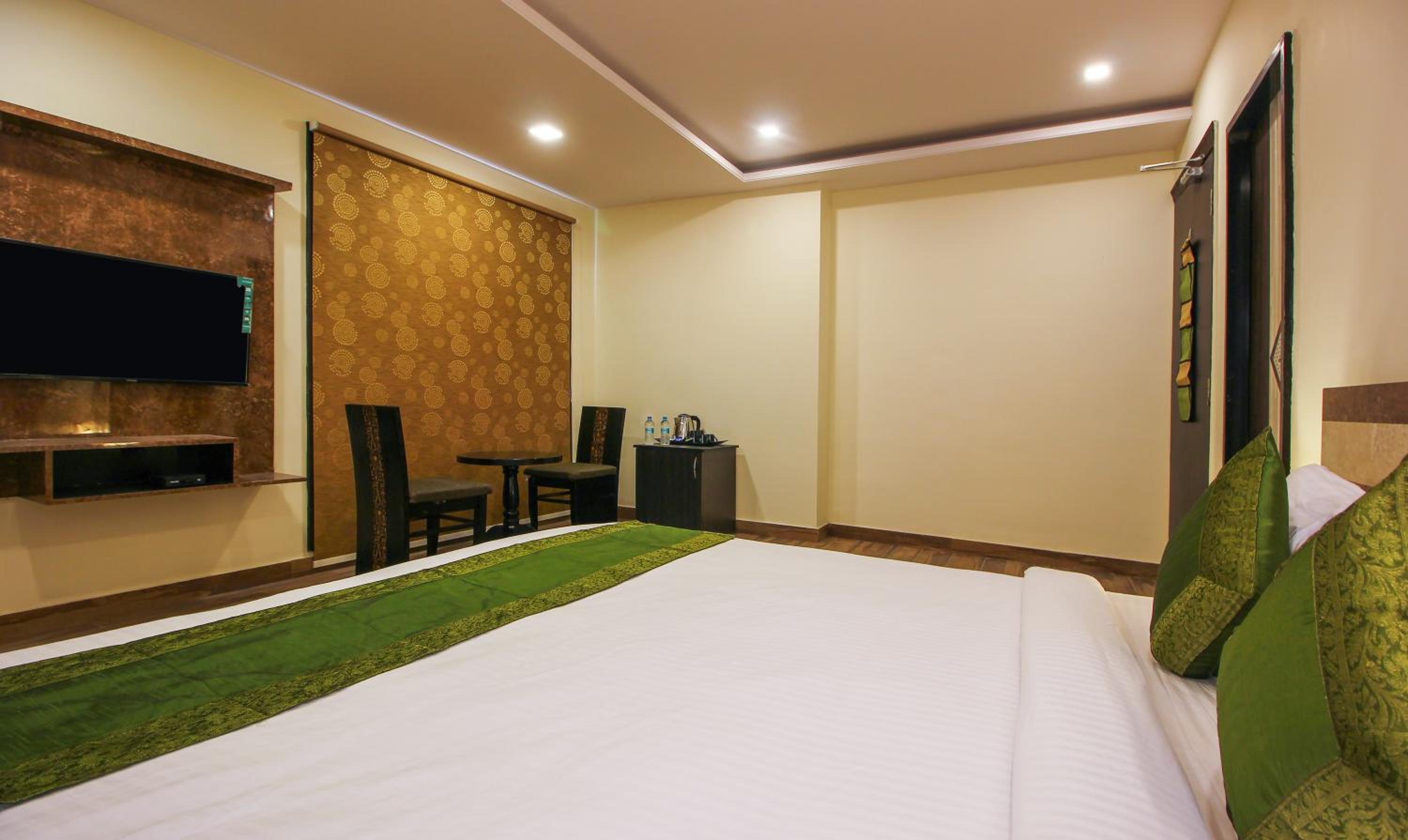 Deluxe Room - Photo 25