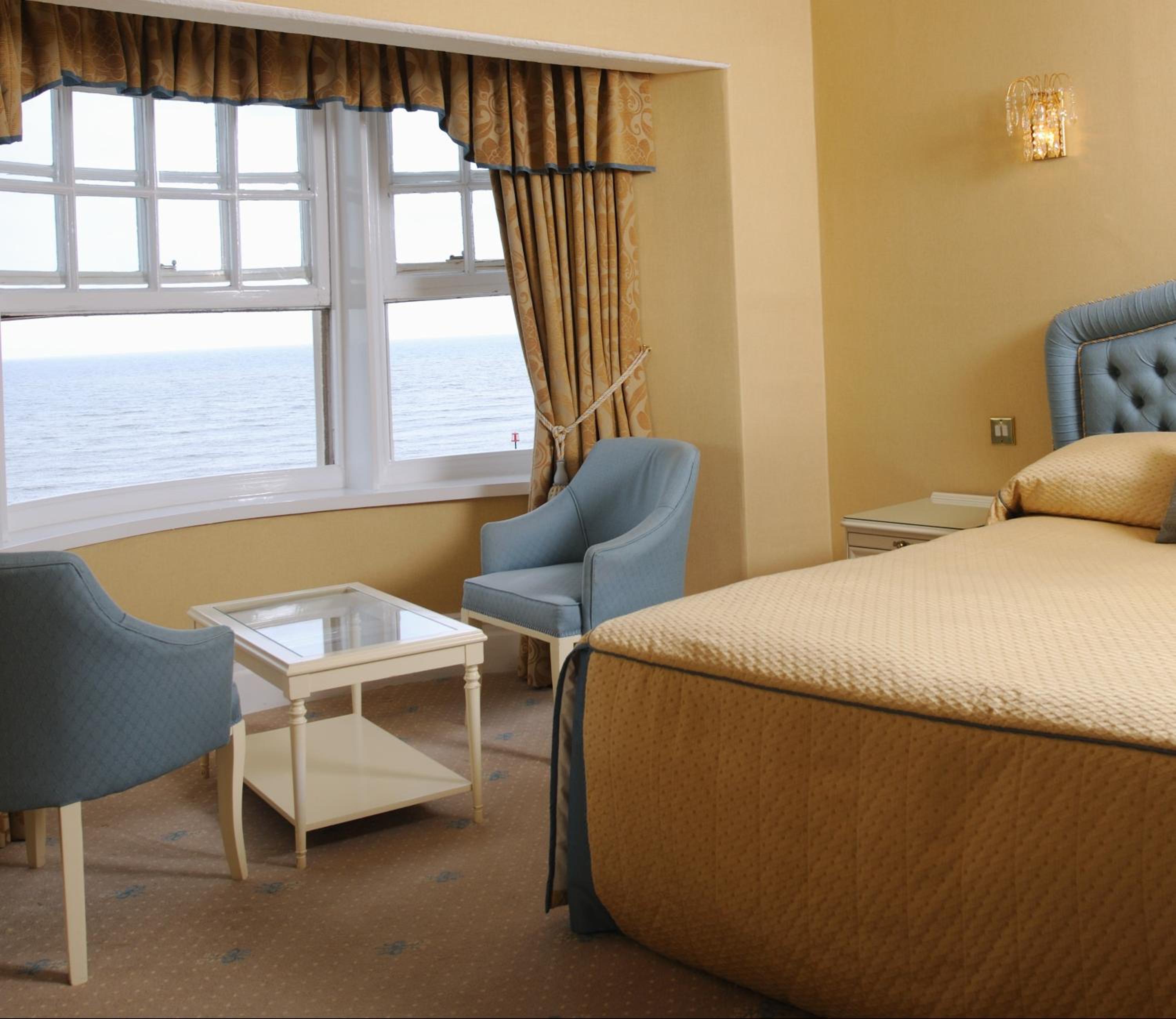 Double or Twin Suite with Sea View - Photo 3