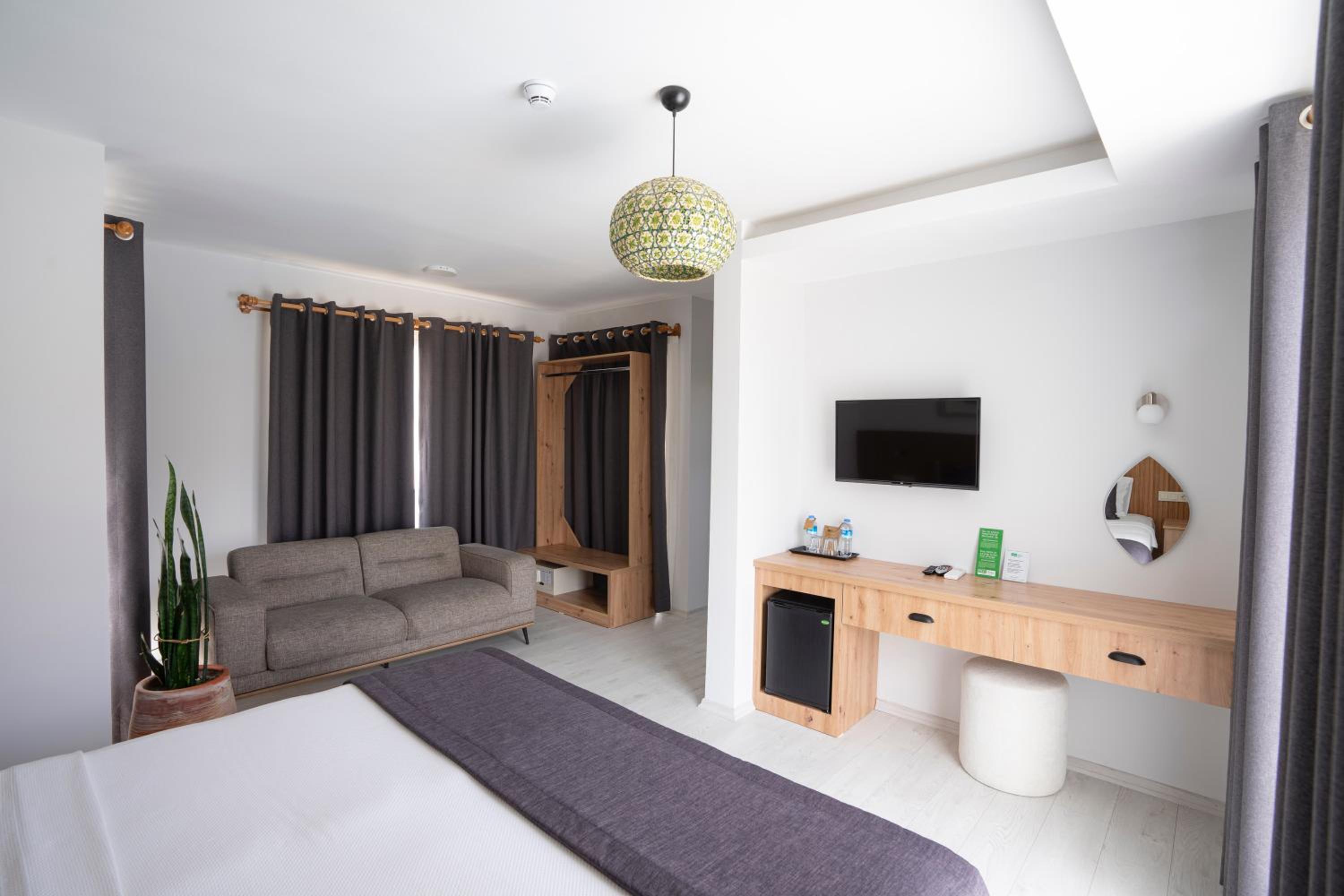 Double Room with Pool View - Photo 7