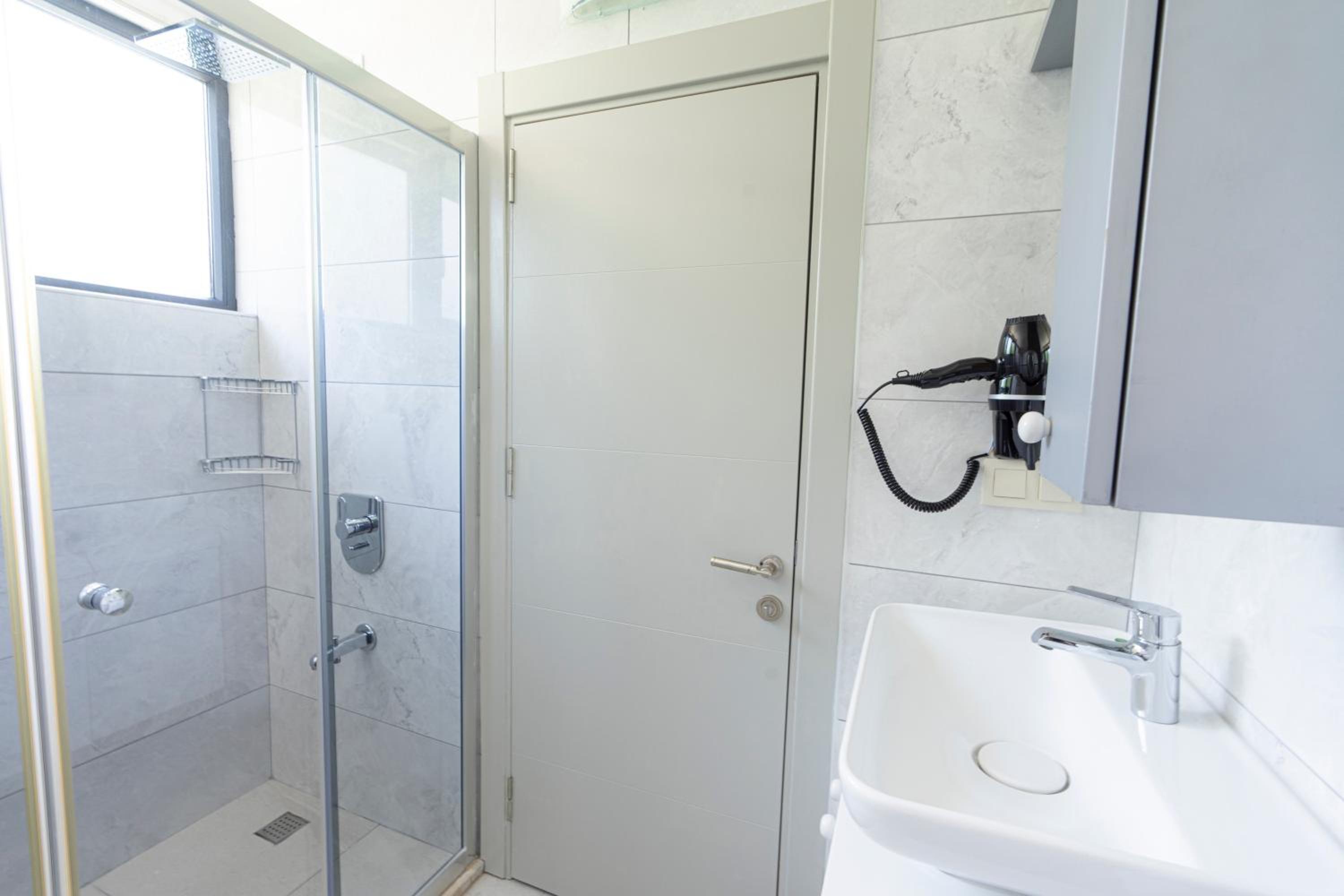 Double or Twin Room with Garden View - Photo 6