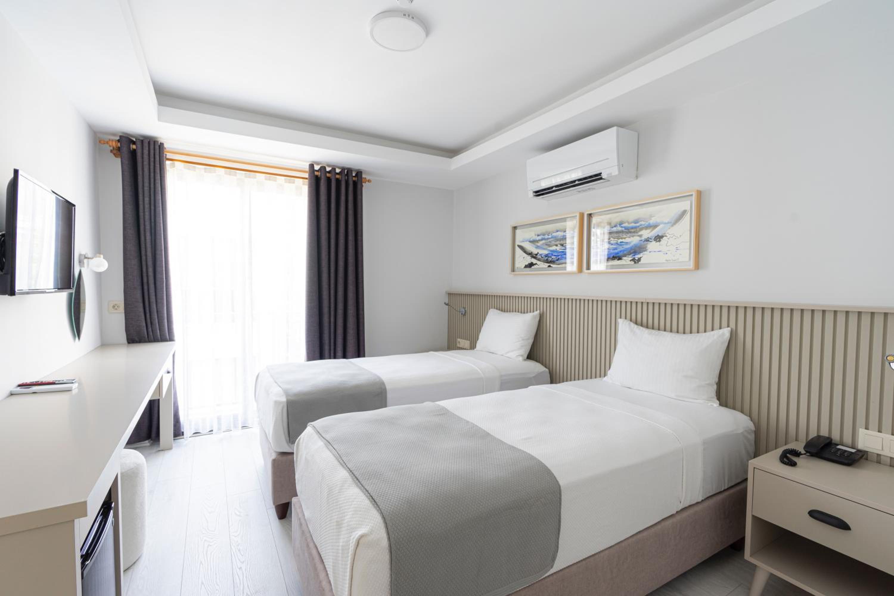 Double or Twin Room with Garden View - Photo 7
