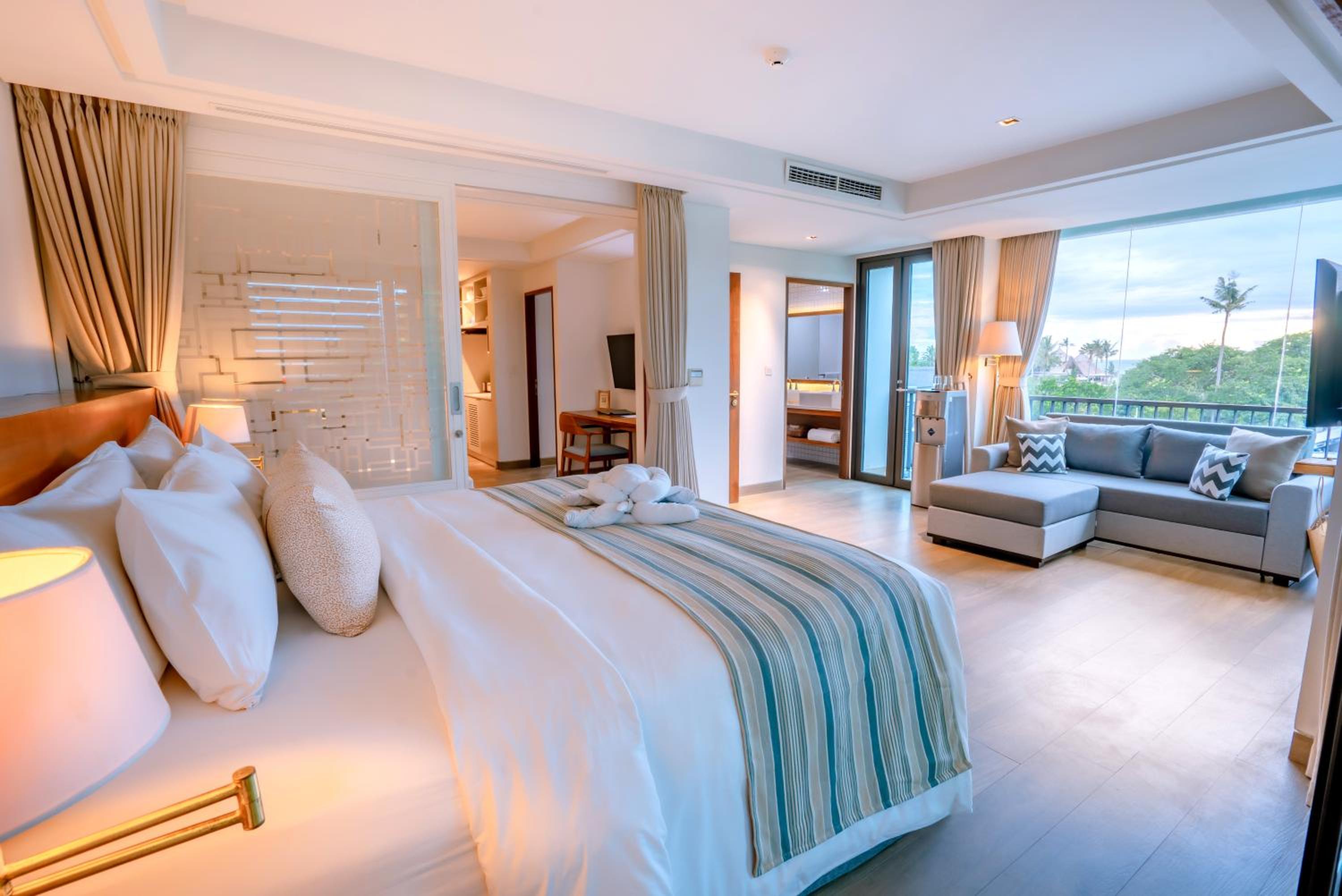 Family Residence - Suite with Daily Afternoon Tea and Fully Equipped Kitchenette