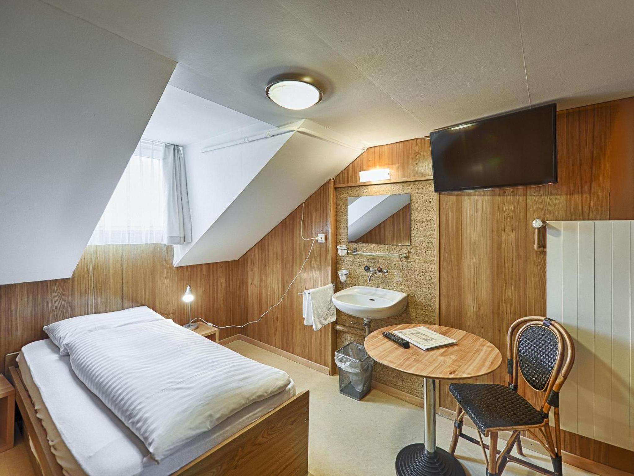 Single Room with Shared Bathroom photo 3