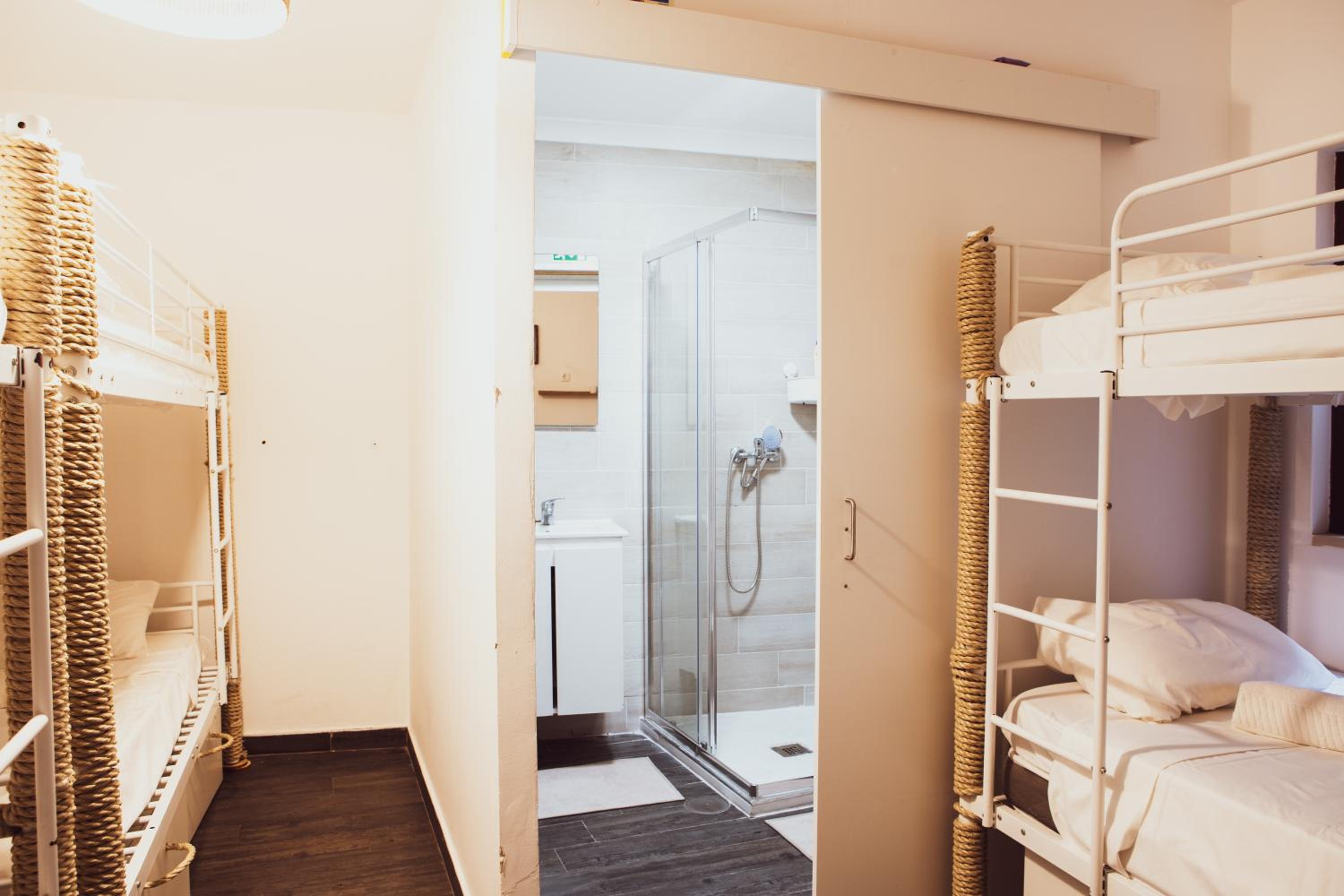 6-Bed Mixed Dormitory Room photo 2