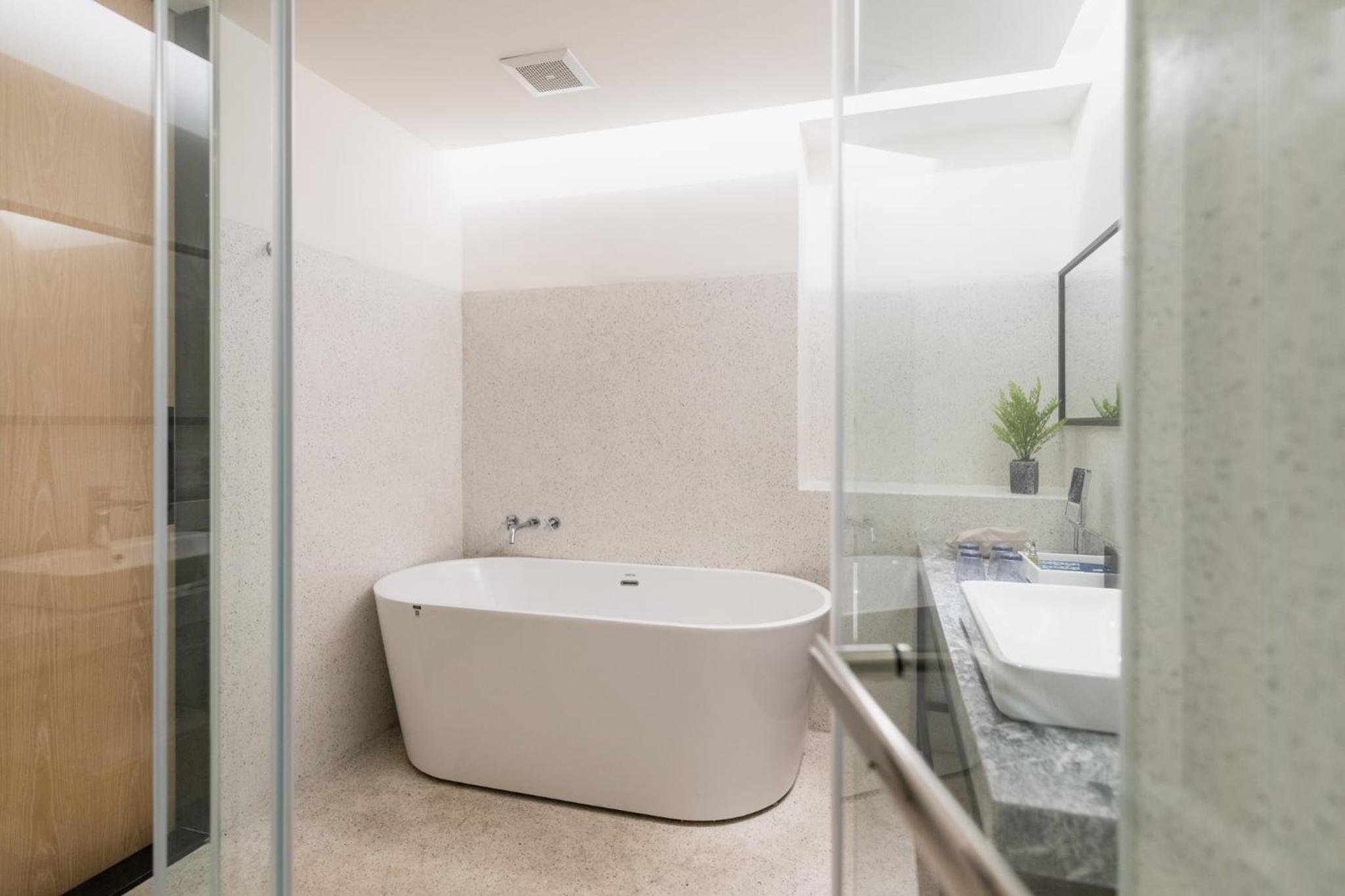Suite with Lake View - Photo 7