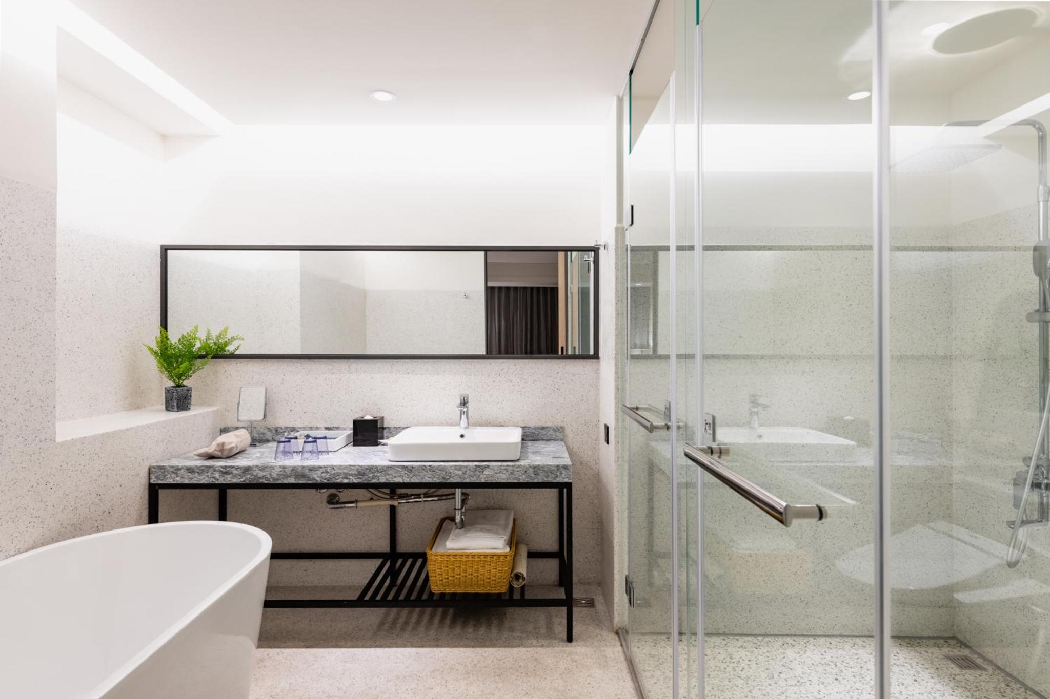 Suite with Lake View - Photo 6