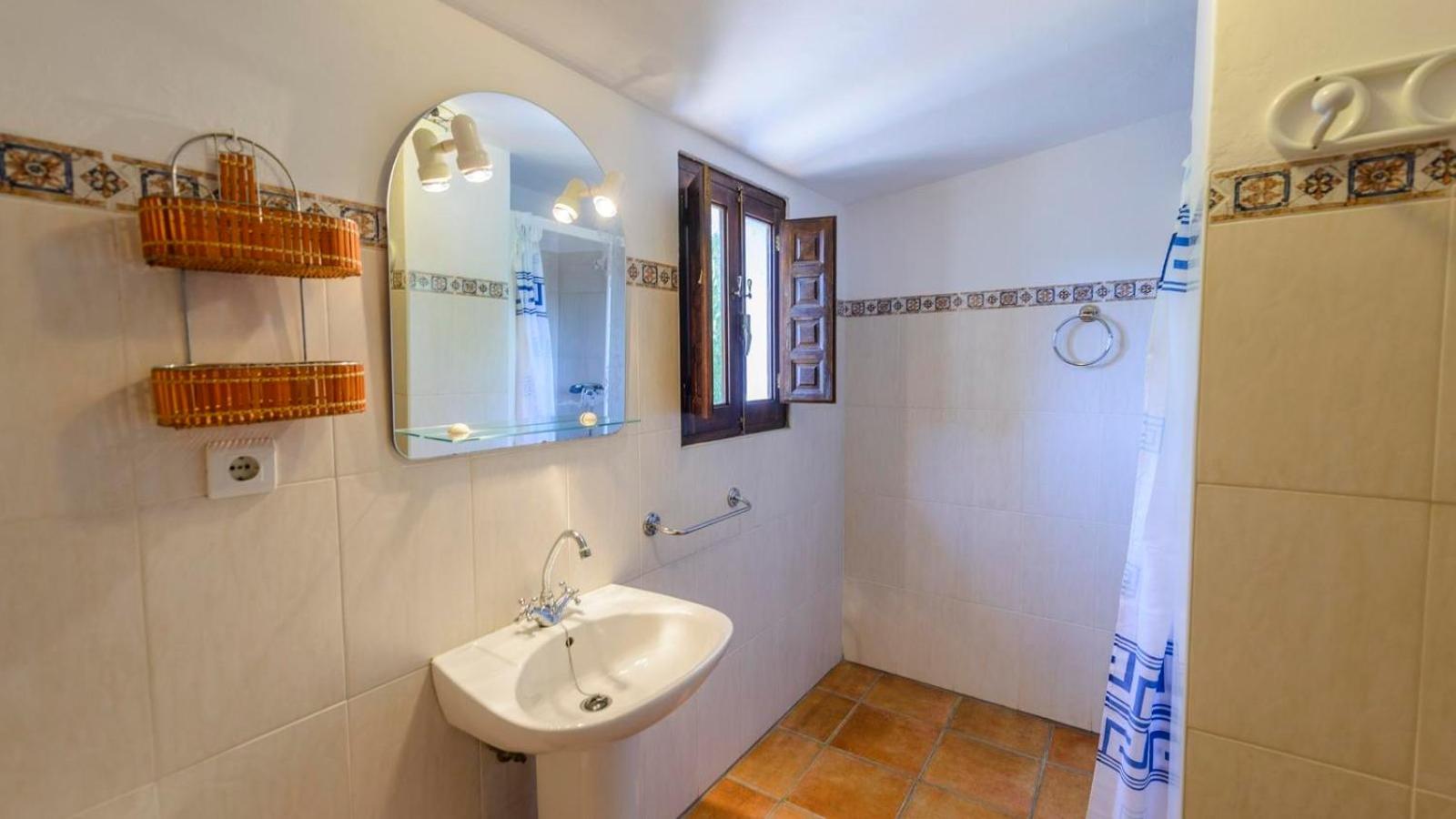 Seven-Bedroom House photo 3