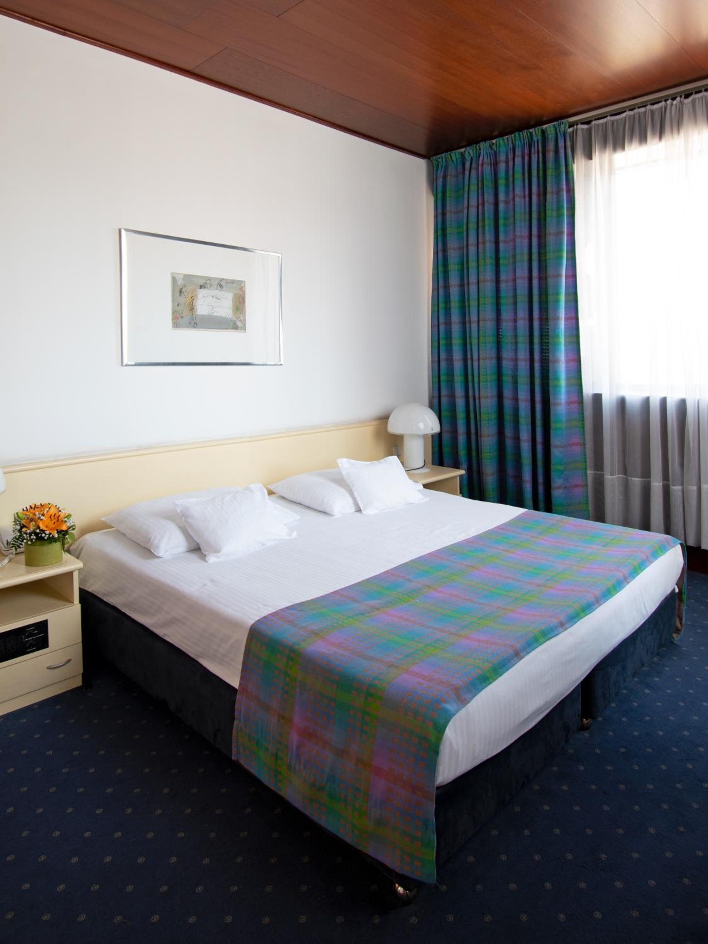 Bed & Sleeping Area