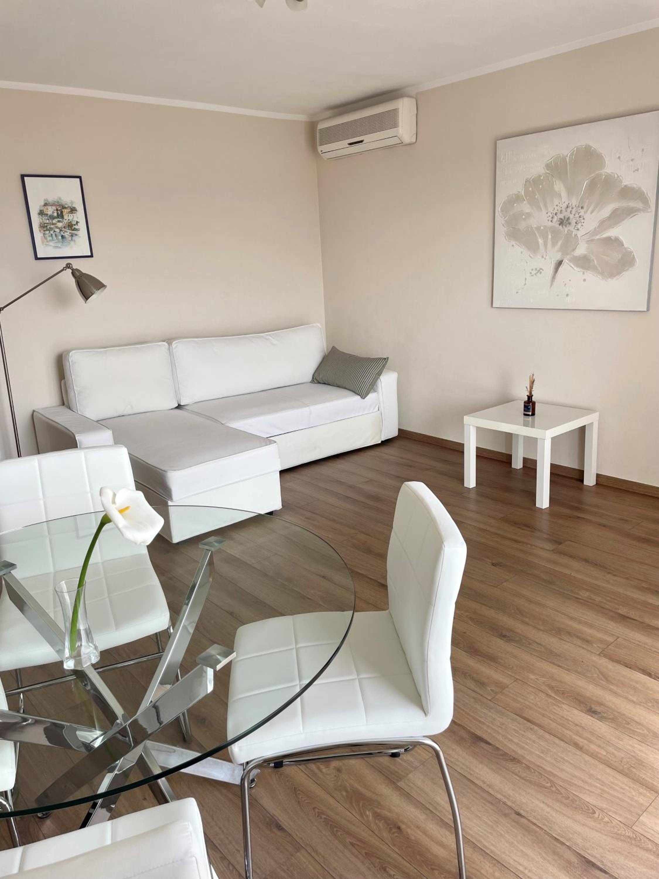 One-Bedroom Apartment with Sea View photo 1