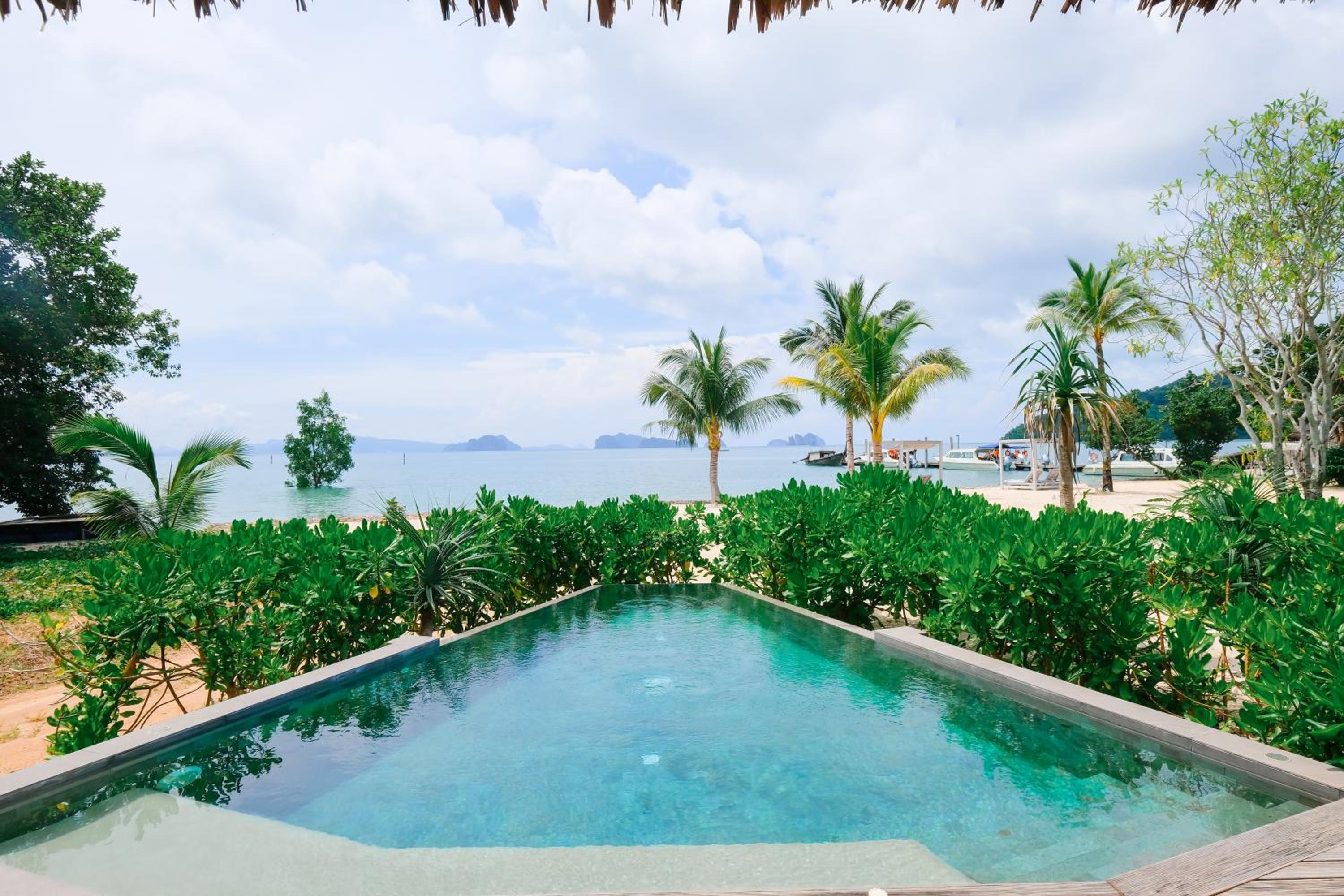 Beachfront Pool Villa photo 3