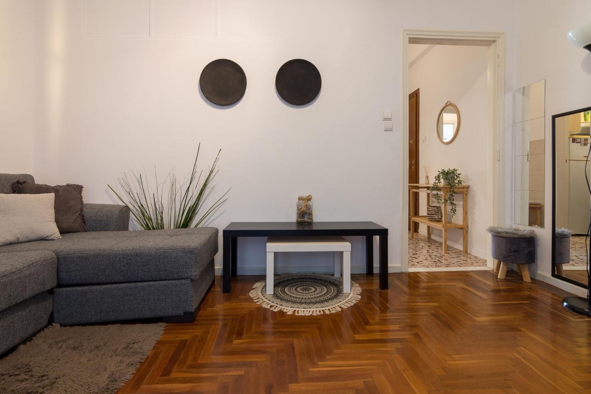 One-Bedroom Apartment photo 1