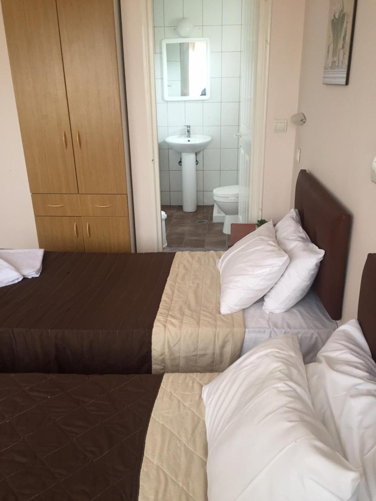 Economy Twin Room photo 1