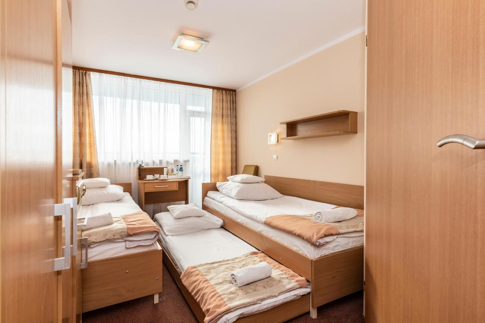 Twin Room with Extra Bed photo 2