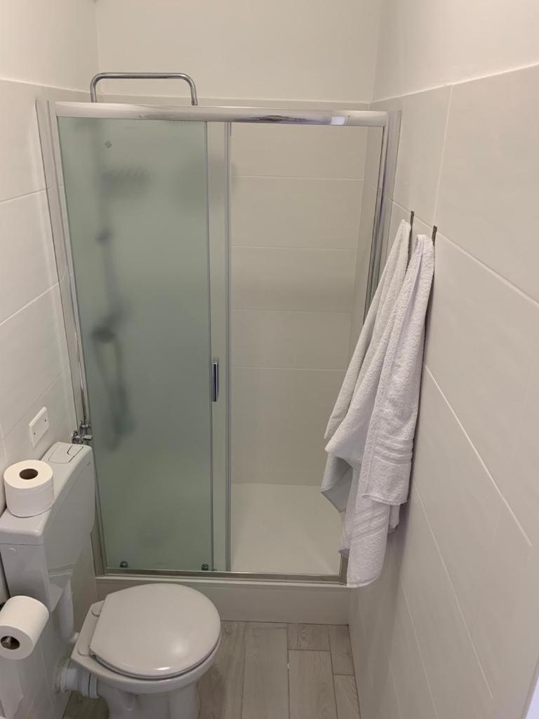 Double Room with Private Bathroom - Photo 9