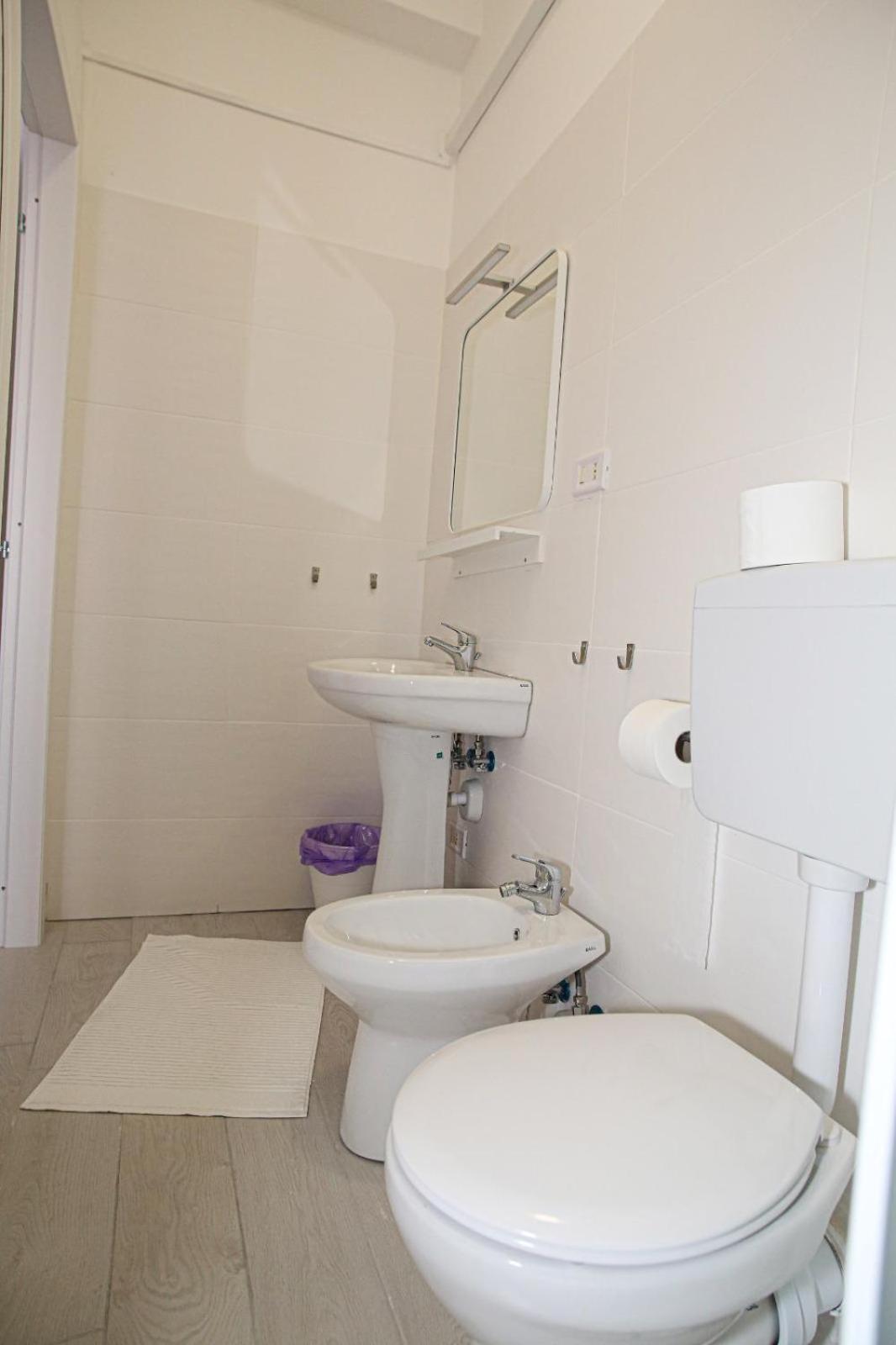 Double Room with Private Bathroom - Photo 2