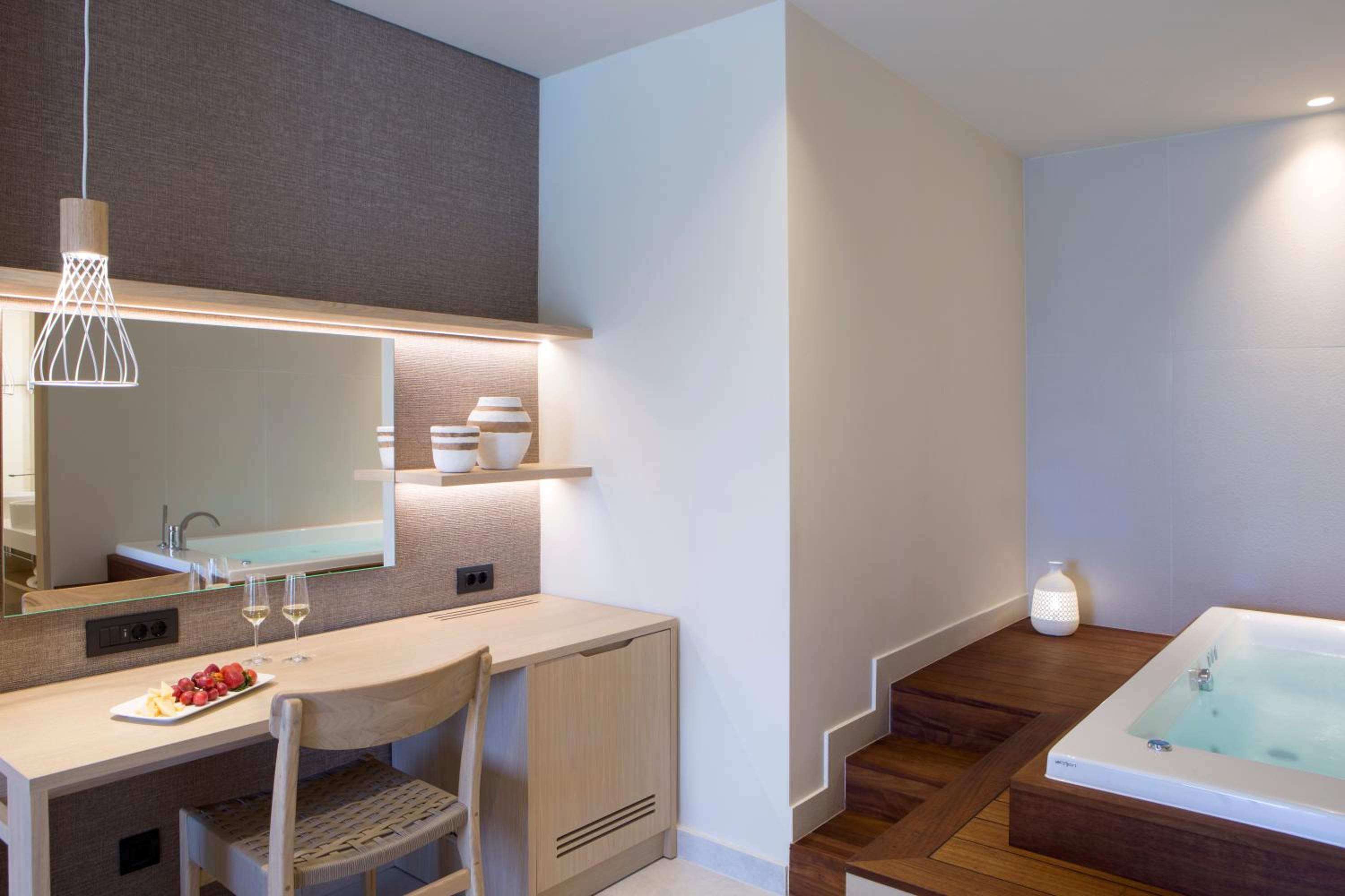 One Bedroom Panoramic suite Sea View with Private Pool & Hot Tub - Photo 9