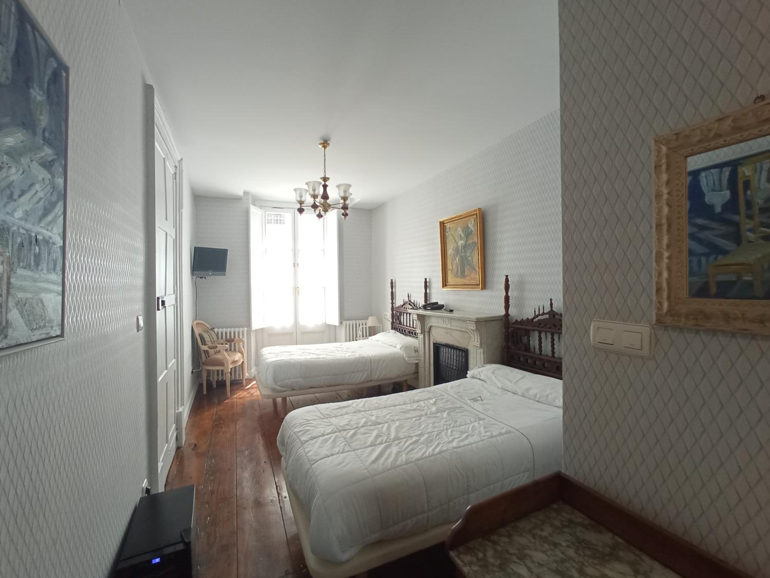 Twin Room - Photo 2