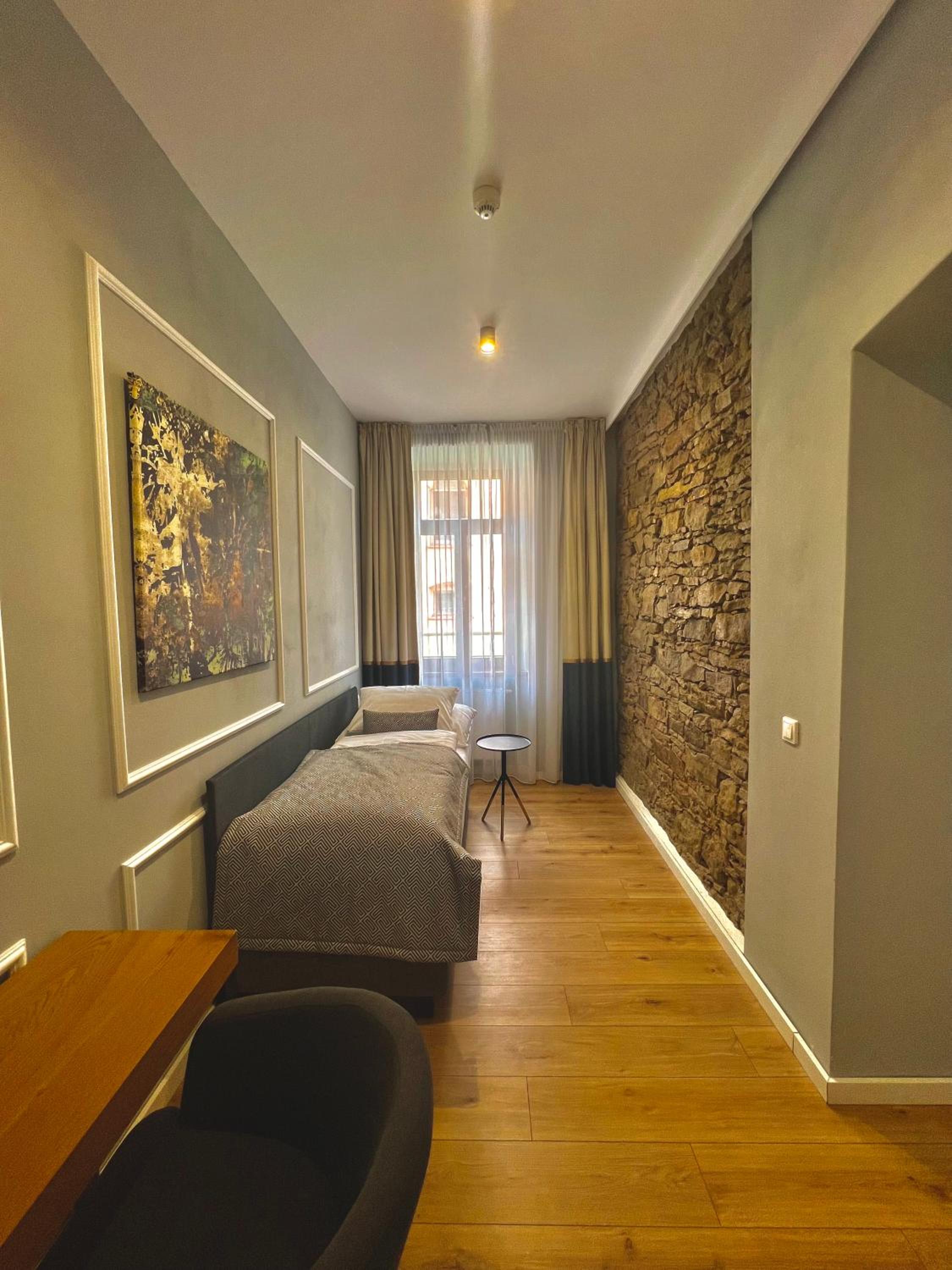 Triple Room with Historical square view - Photo 5