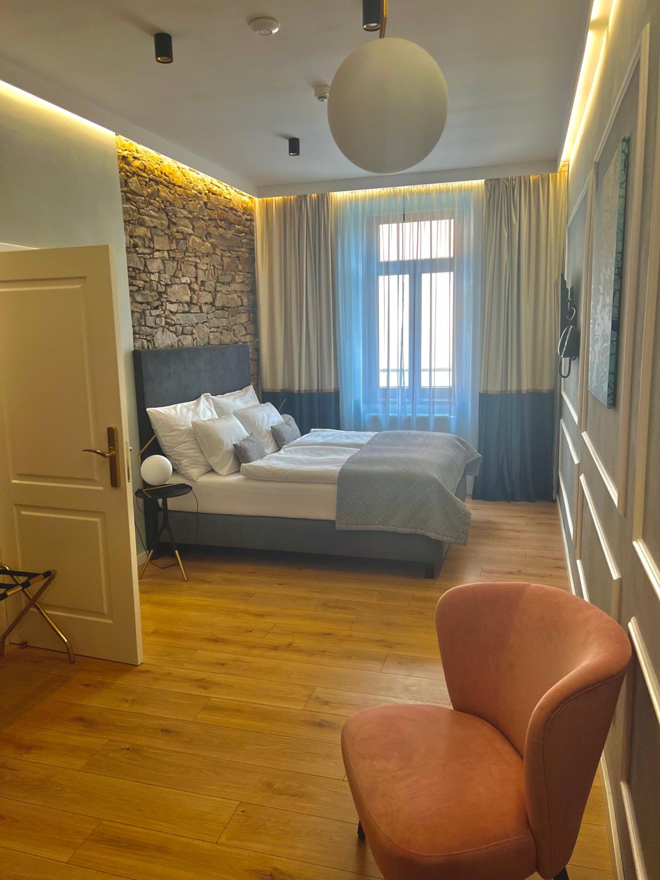 Triple Room with Historical square view - Photo 4
