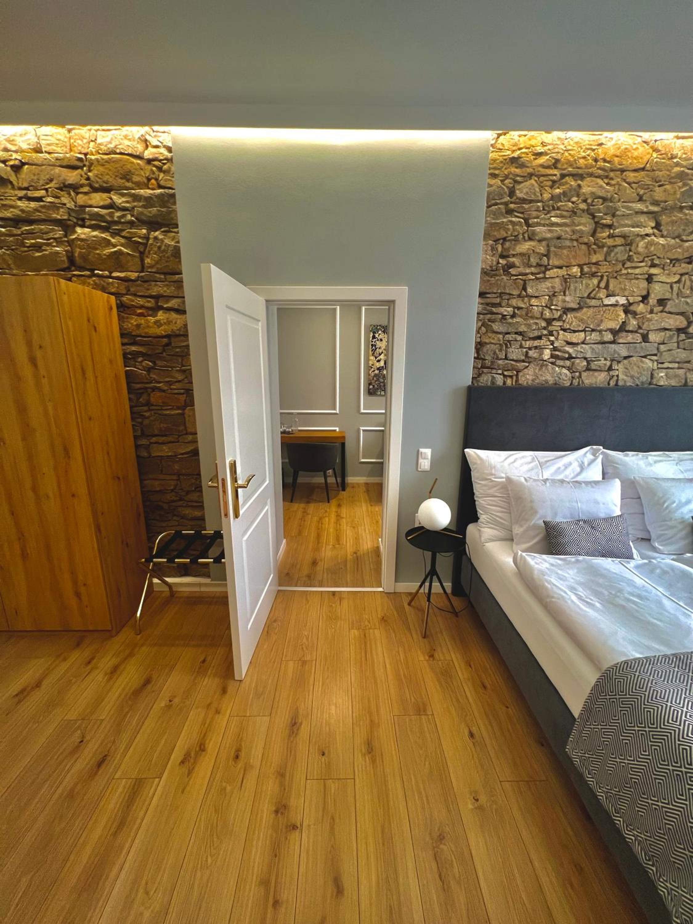 Triple Room with Historical square view - Photo 3