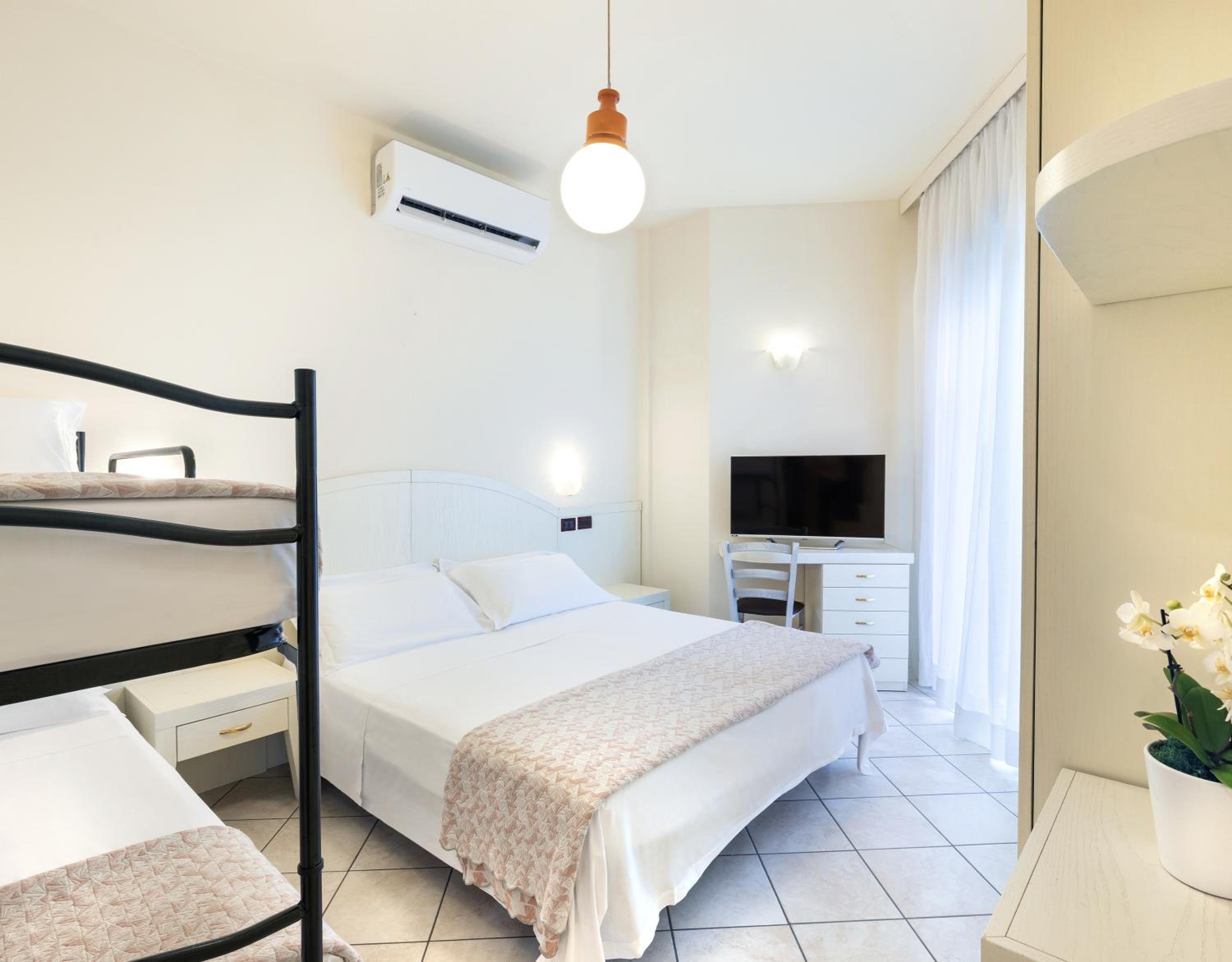 Superior Quadruple Room photo 3
