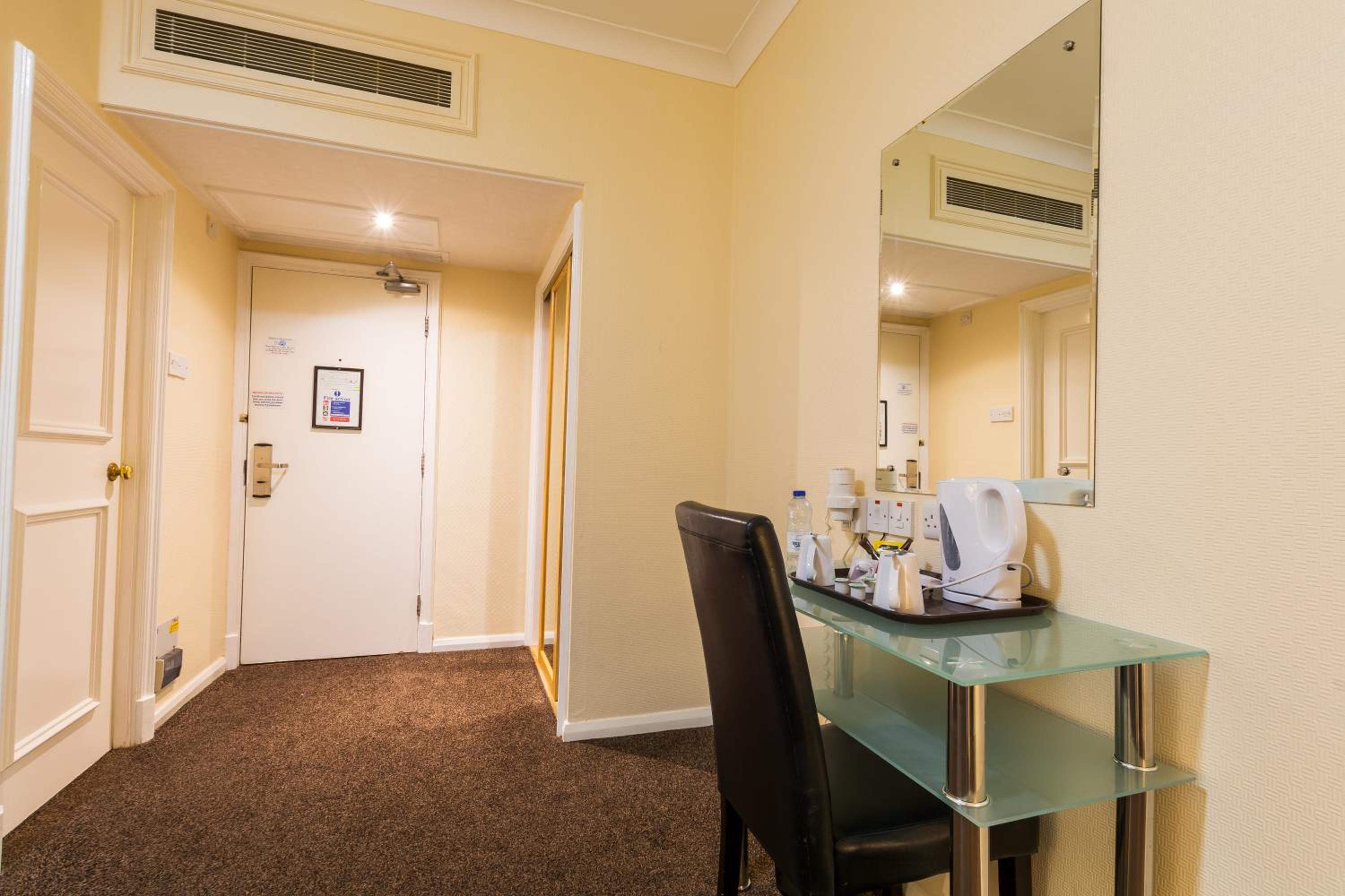 Double Room (No Windows) - Photo 3
