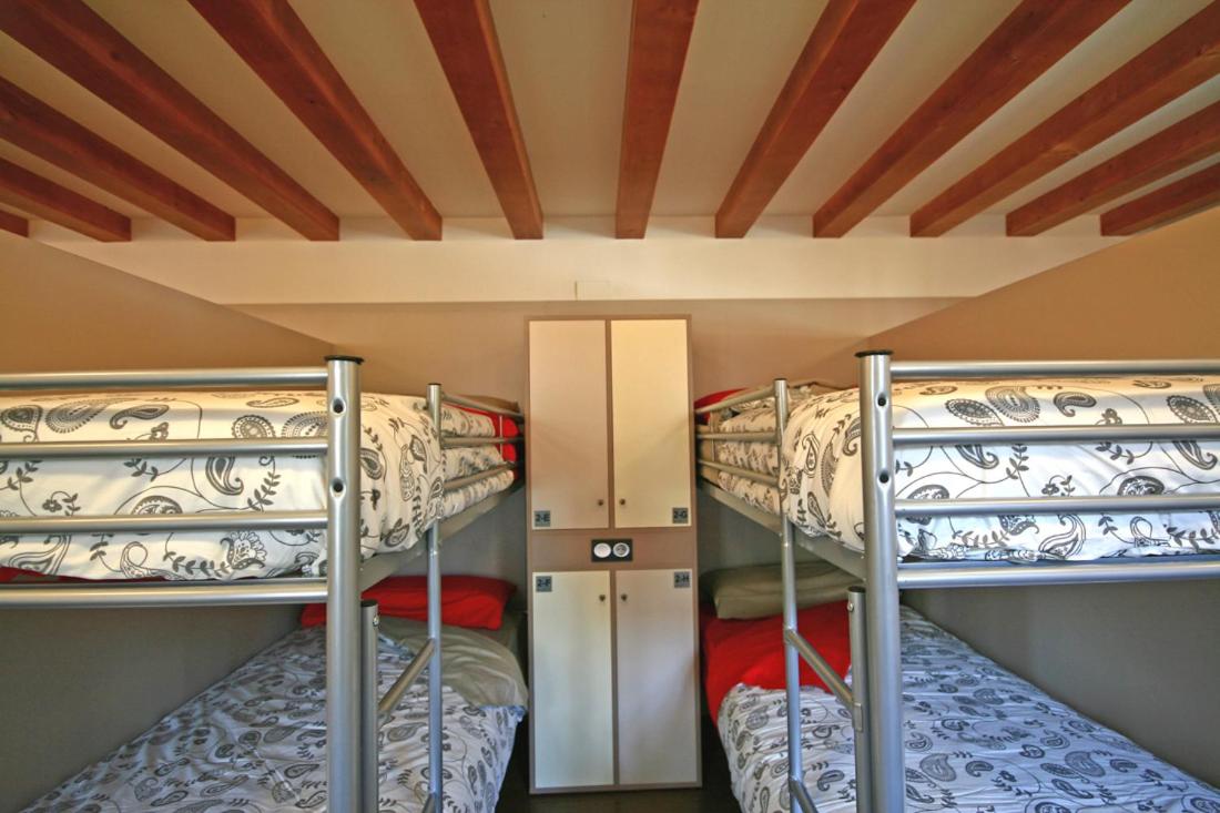 Cama individual en habitación compartida