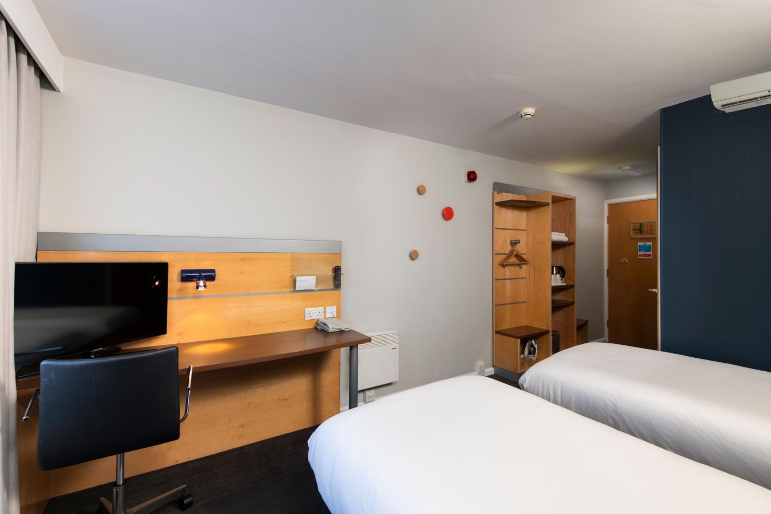Standard Twin Room with Free Hot Breakfast - Accessible photo 2