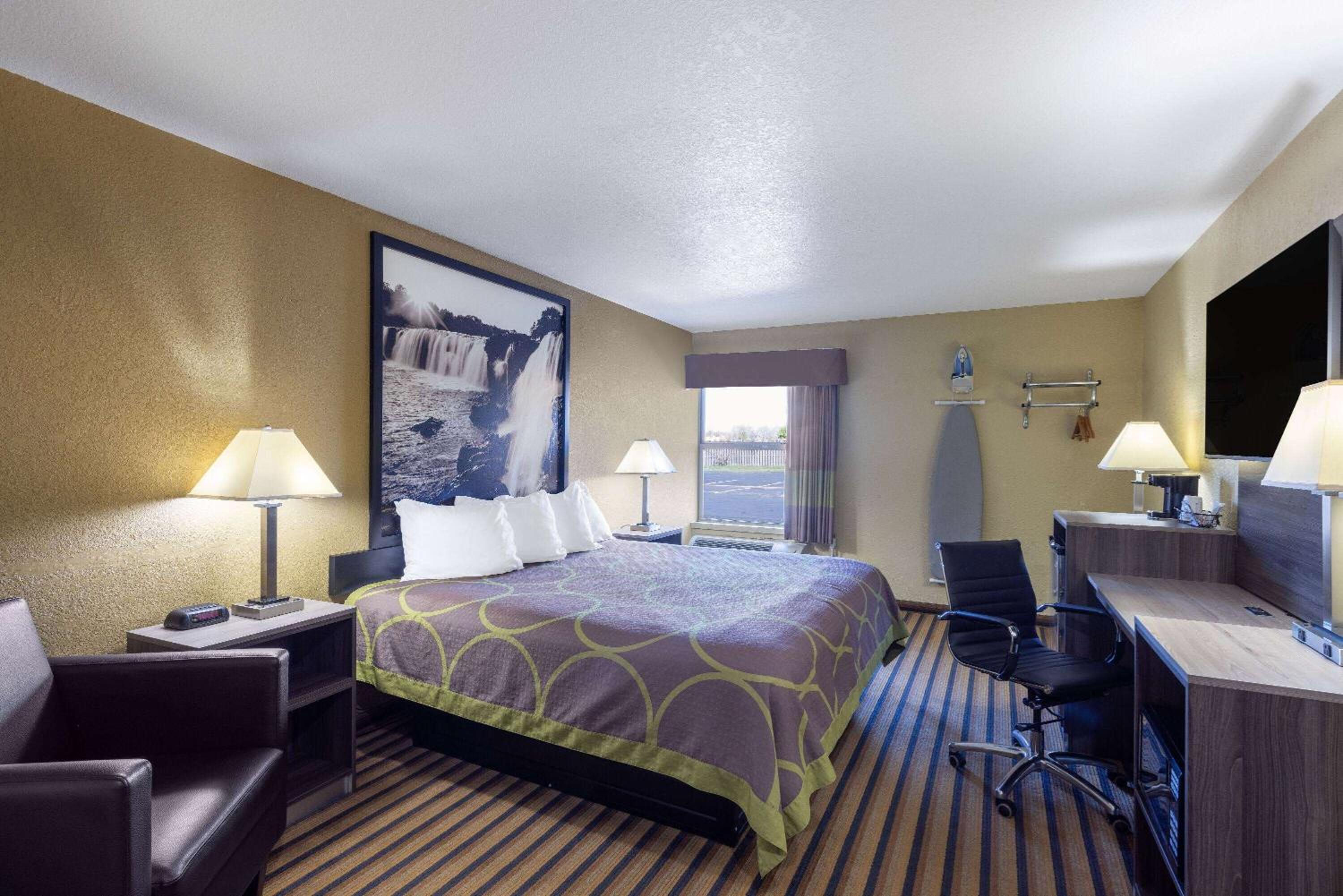 King Room - Non-Smoking - Photo 1